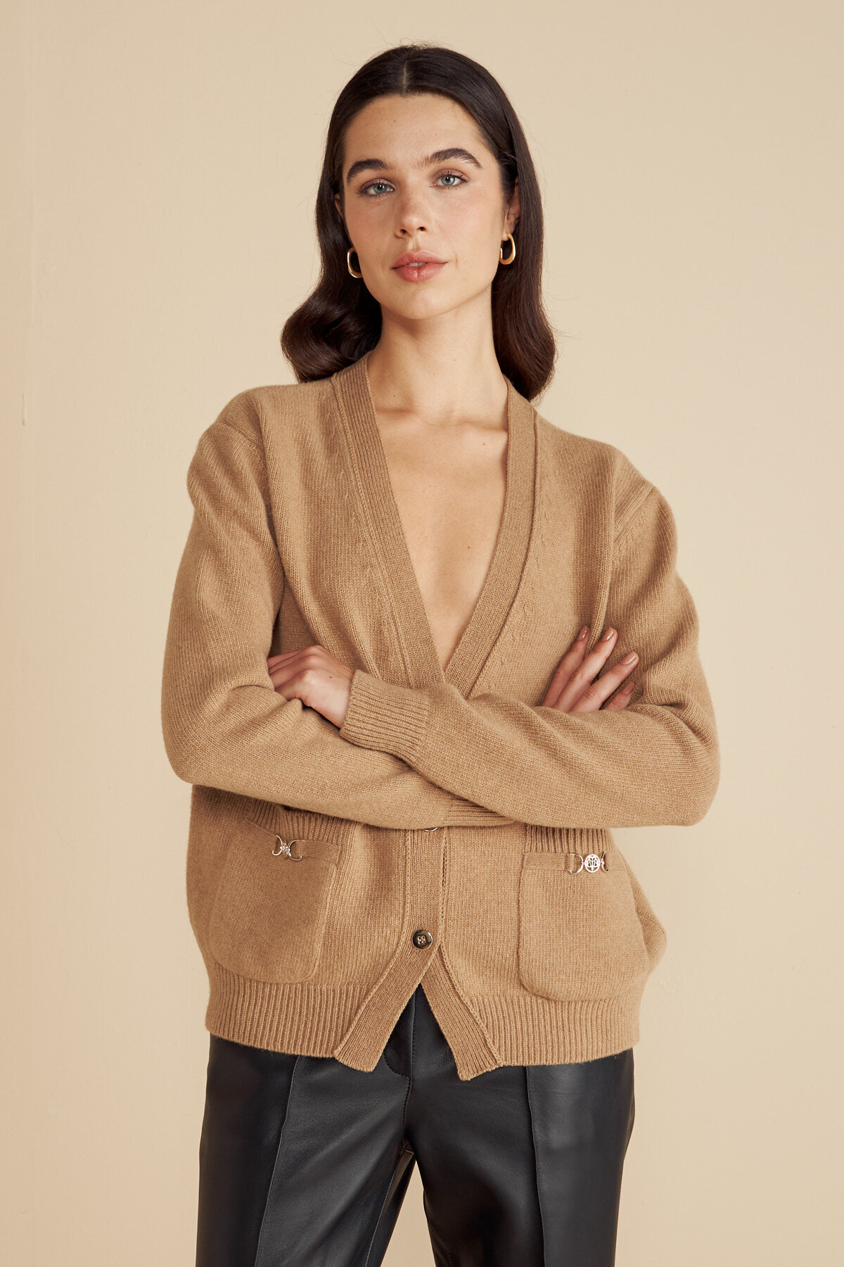 100 Yün V Yaka Toka Detaylı Hırka BBFW25FKS003146 | Brooks Brothers