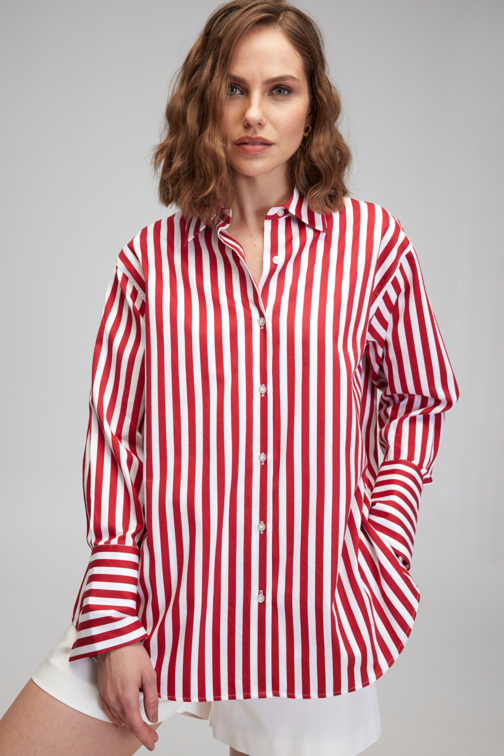 Klasik Yaka Oversize Fit Rahat Kesim %100 Pamuk Çizgili Gömlek - Kırmızı-Beyaz (görsel 5)