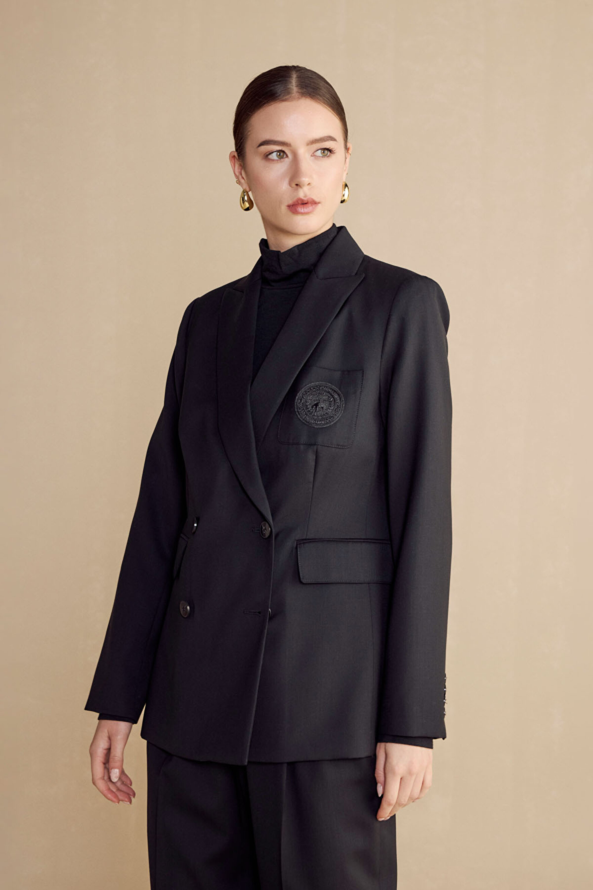 100%Yün Logo Aplikeli Kruvaze Blazer - Siyah (görsel 2)