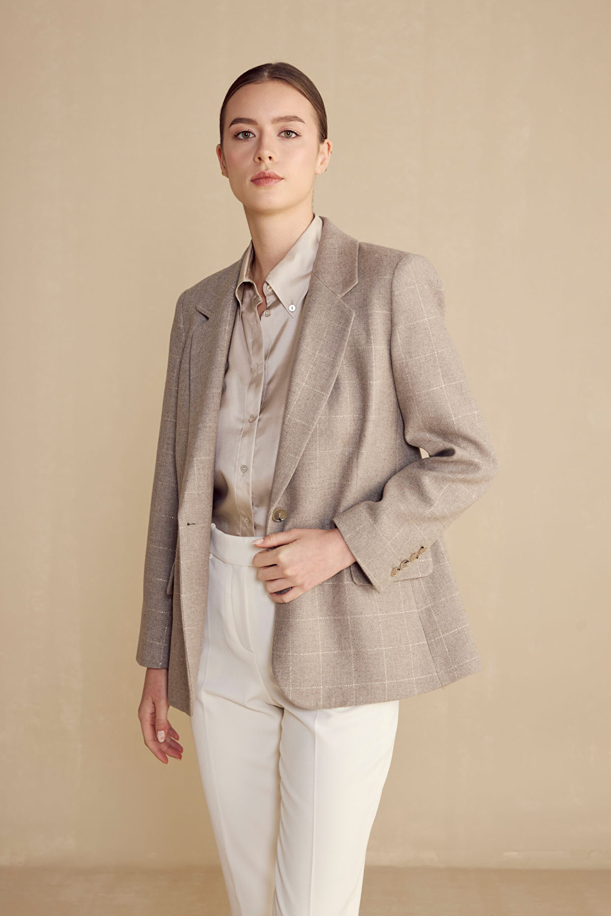 Düğme Detaylı Ekose Yün Kadın Blazer - Bej (görsel 2)