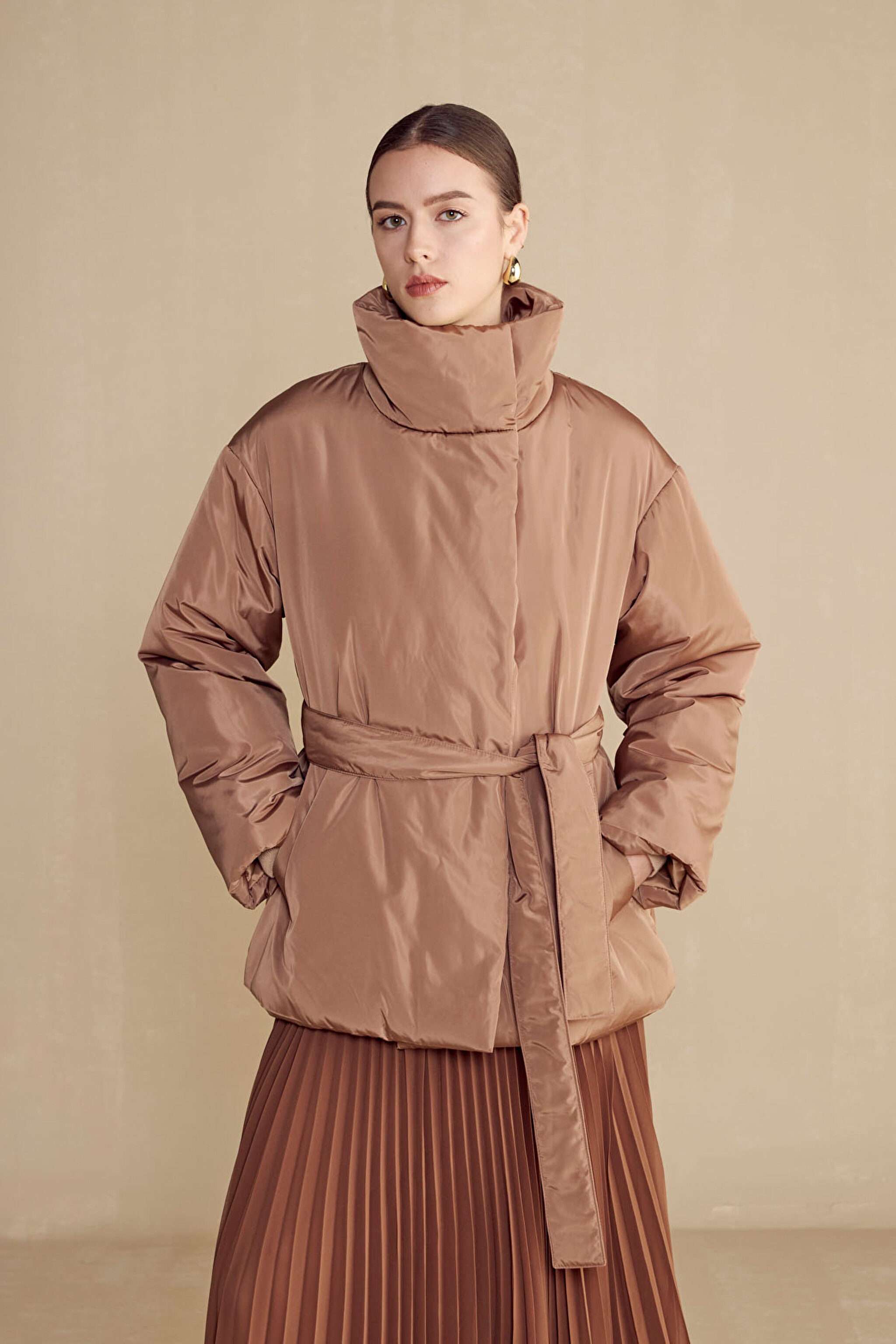 Beli Kuşaklı Kadın Puffer Mont - Karamel