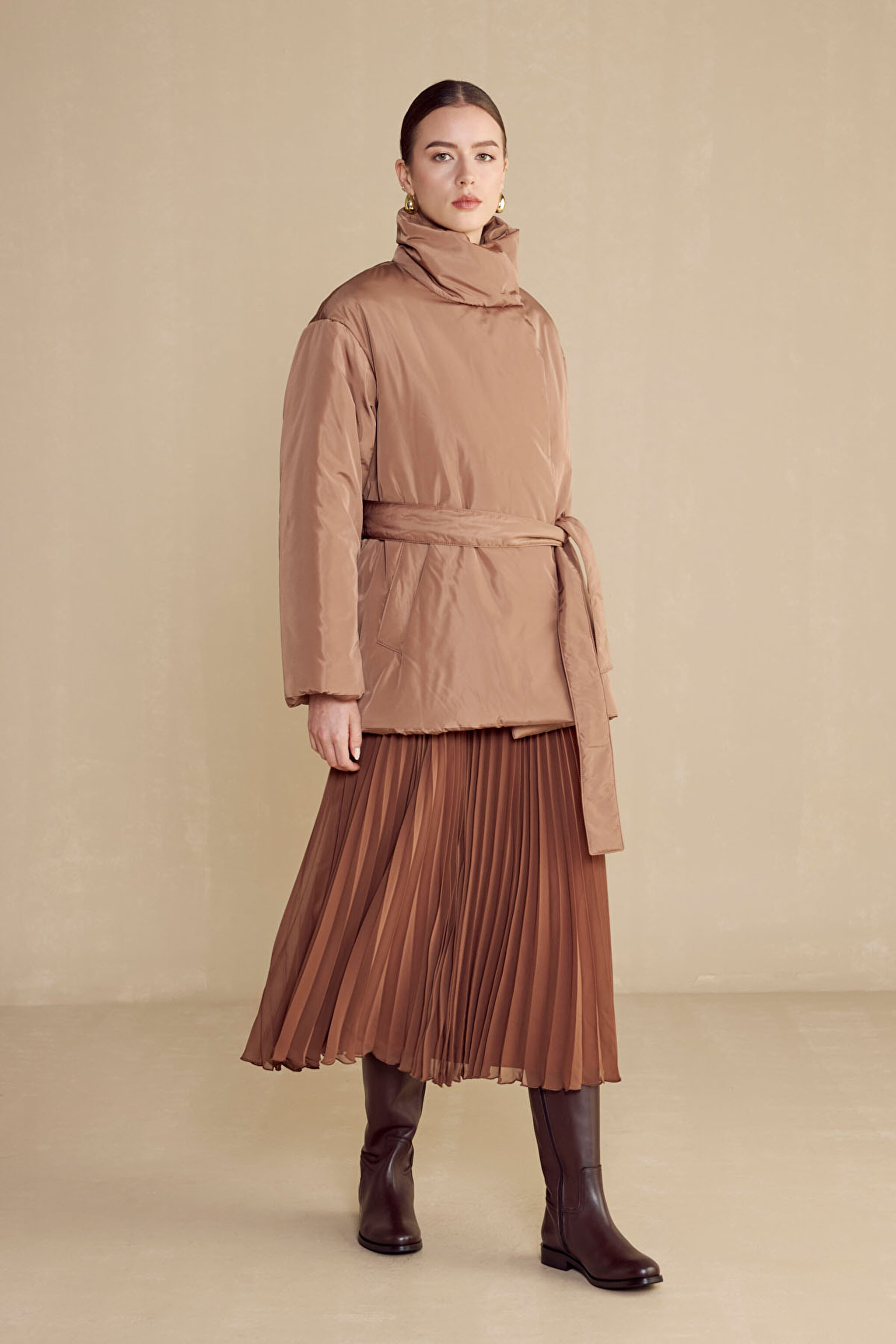 Beli Kuşaklı Kadın Puffer Mont - Karamel (görsel 4)