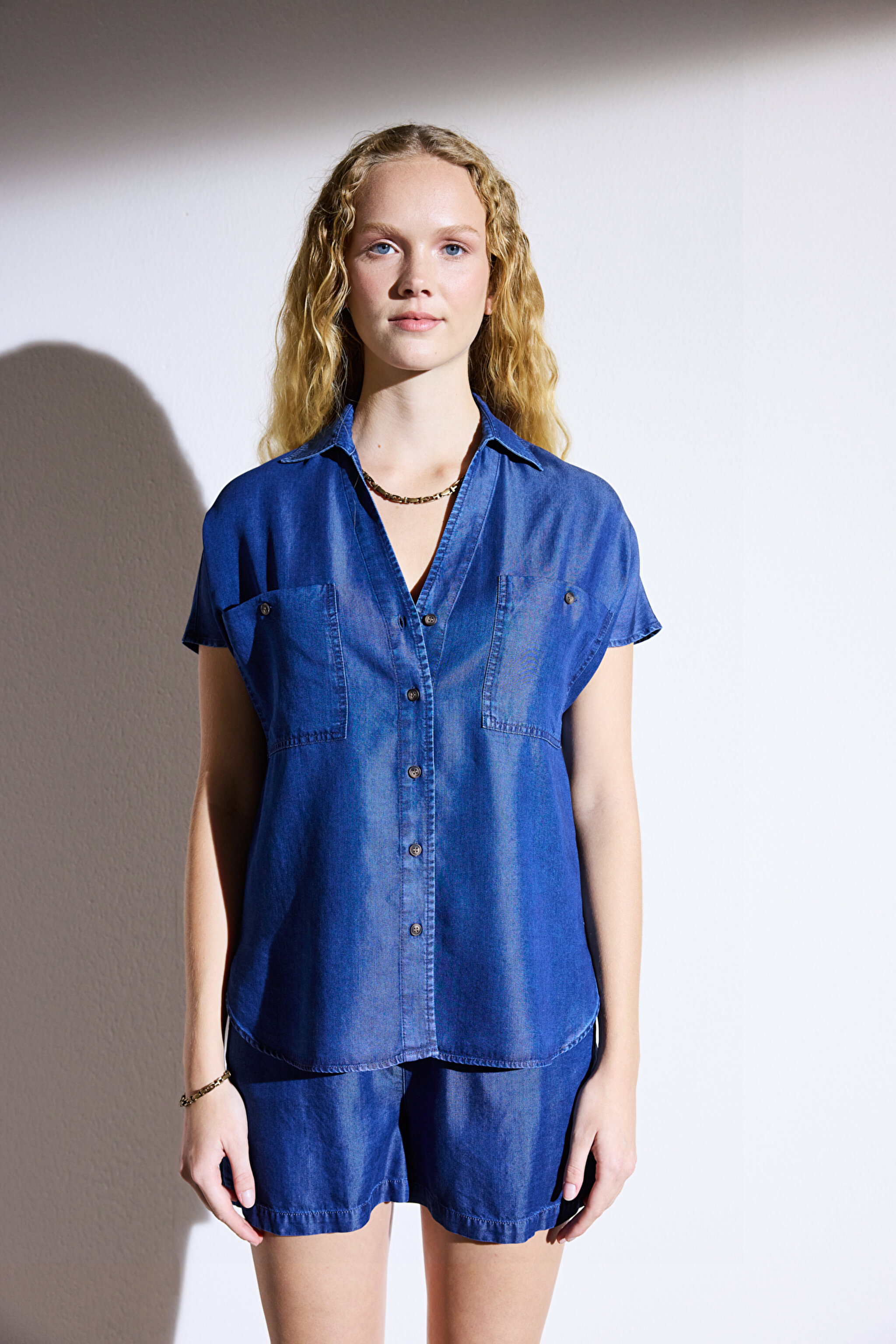 Klasik Yaka Cepli Kısa Kollu Denim Gömlek - Koyu Mavi (görsel 2)