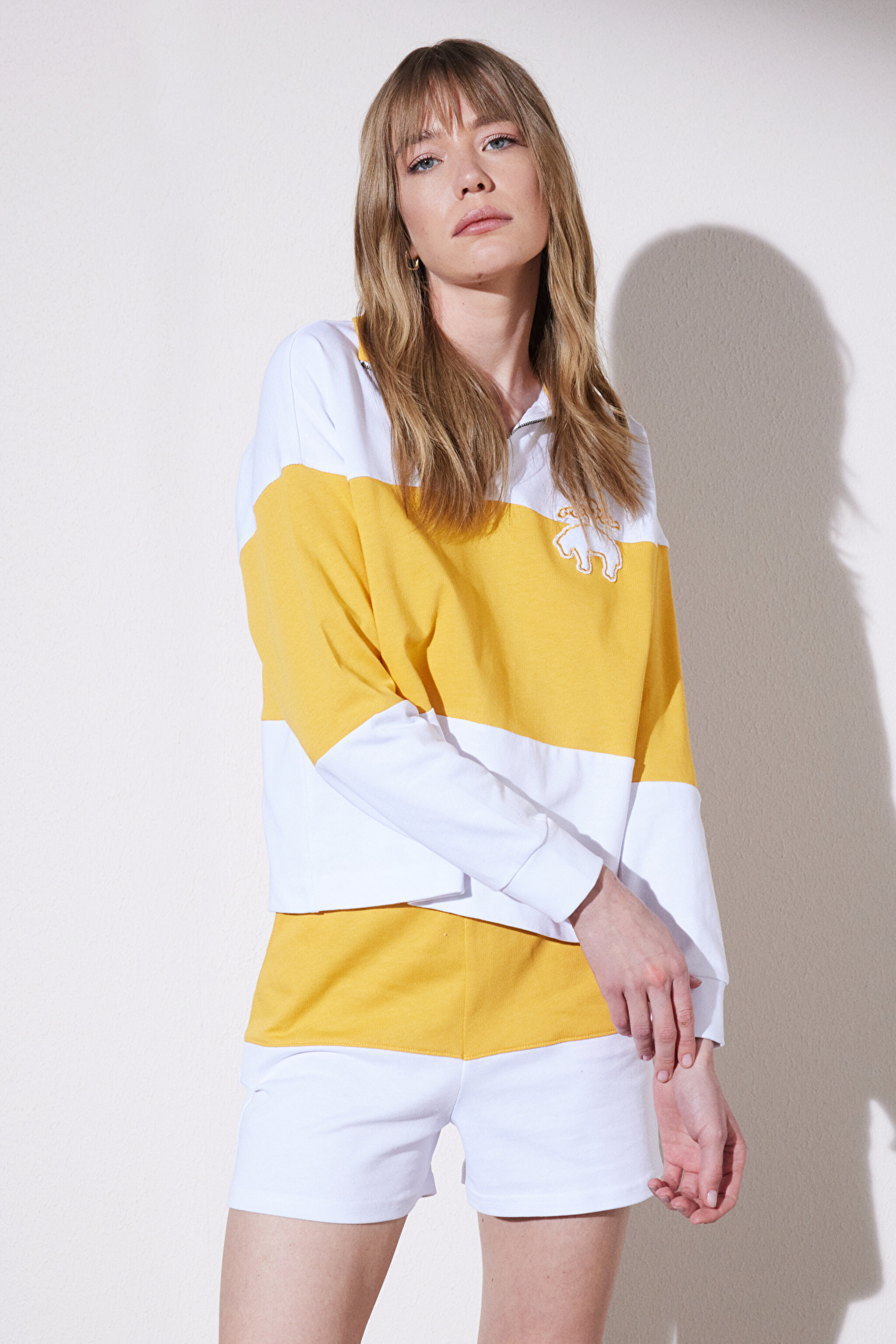 Dik Yaka Blok Sweatshirt - Beyaz-Sarı