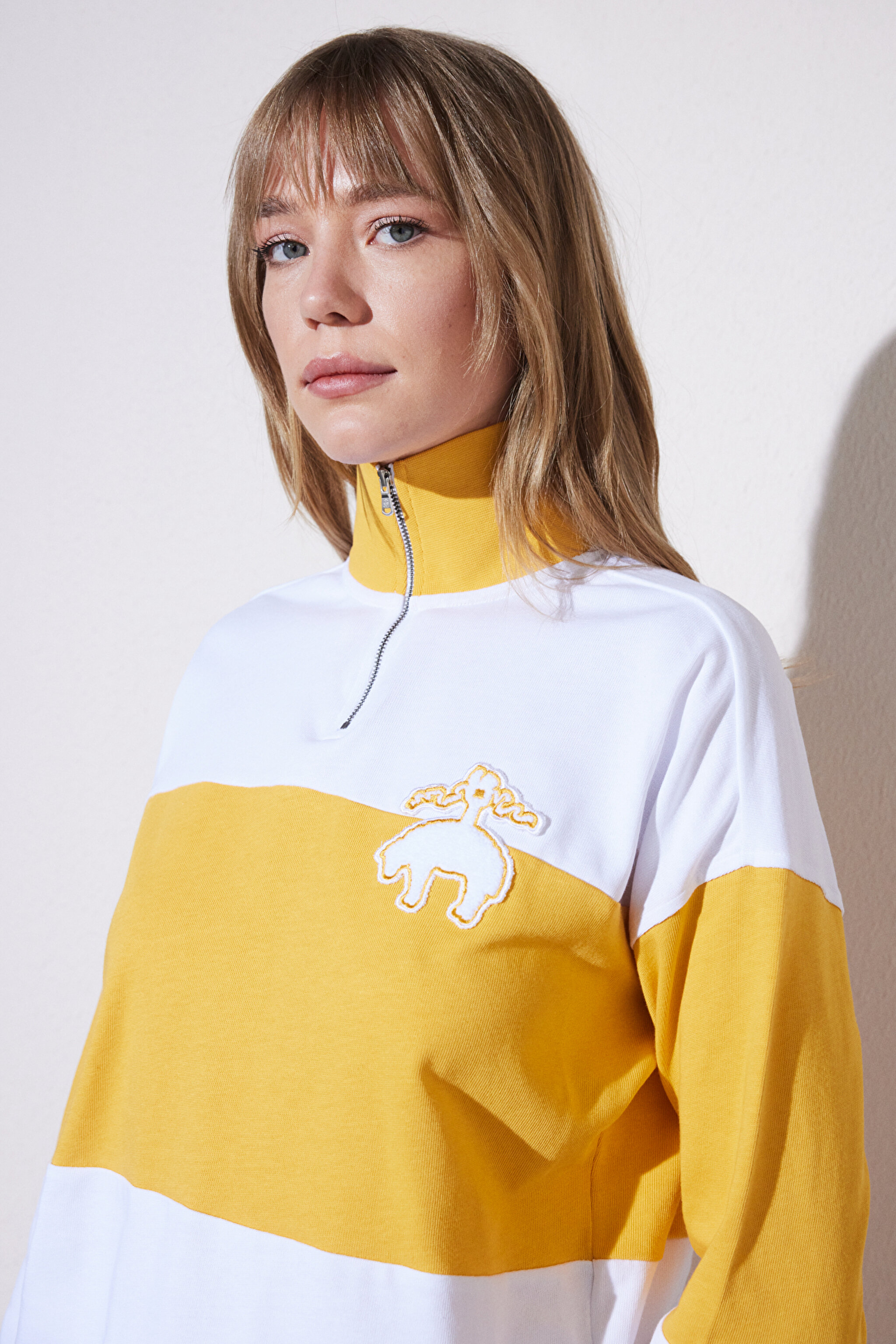 Dik Yaka Blok Sweatshirt - Beyaz-Sarı (görsel 3)