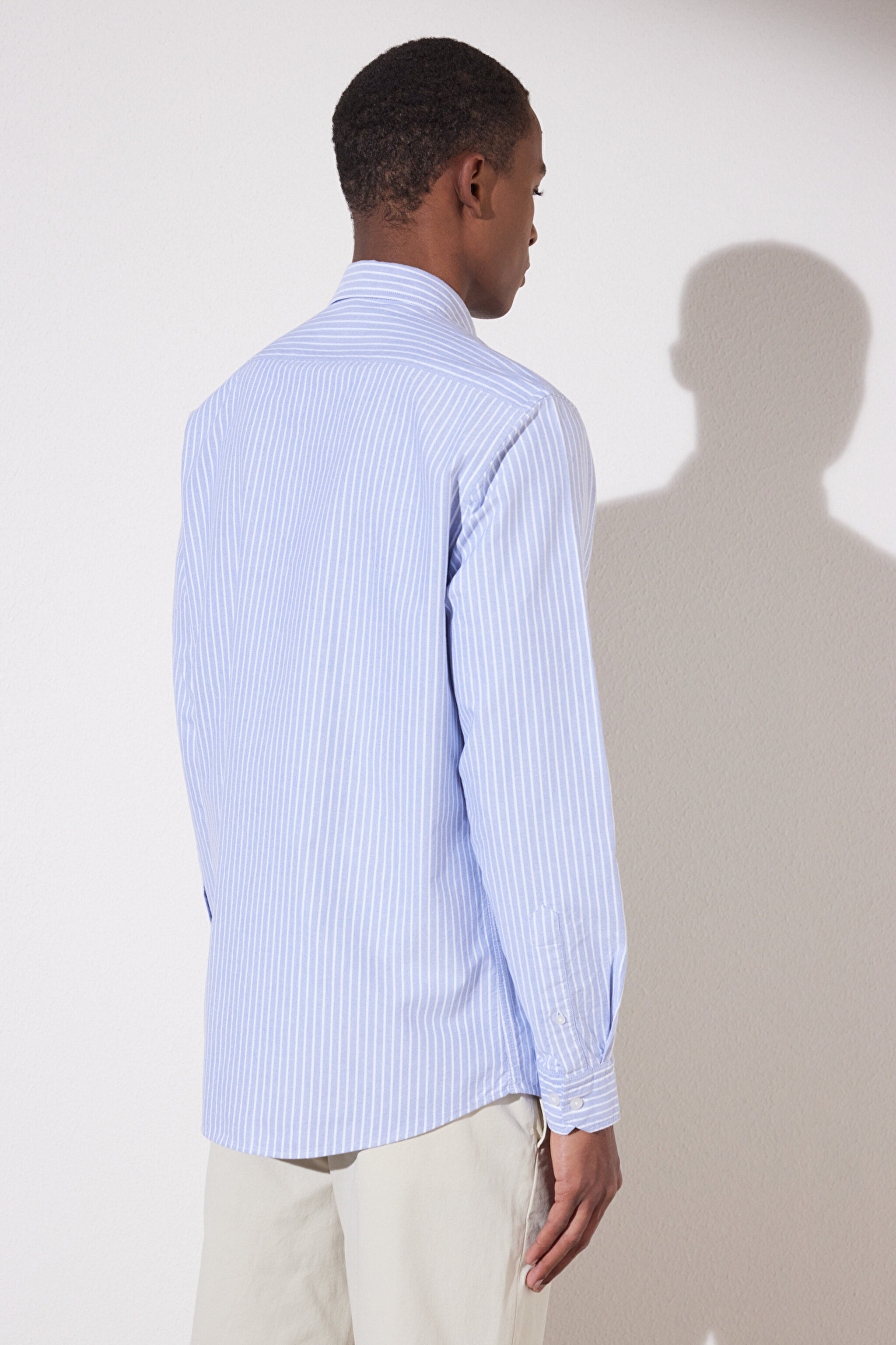Slim Fit Dar Kesim Düğmeli Yaka Organilk Pamuklu Desenli Gömlek - Lacivert-Beyaz (görsel 5)