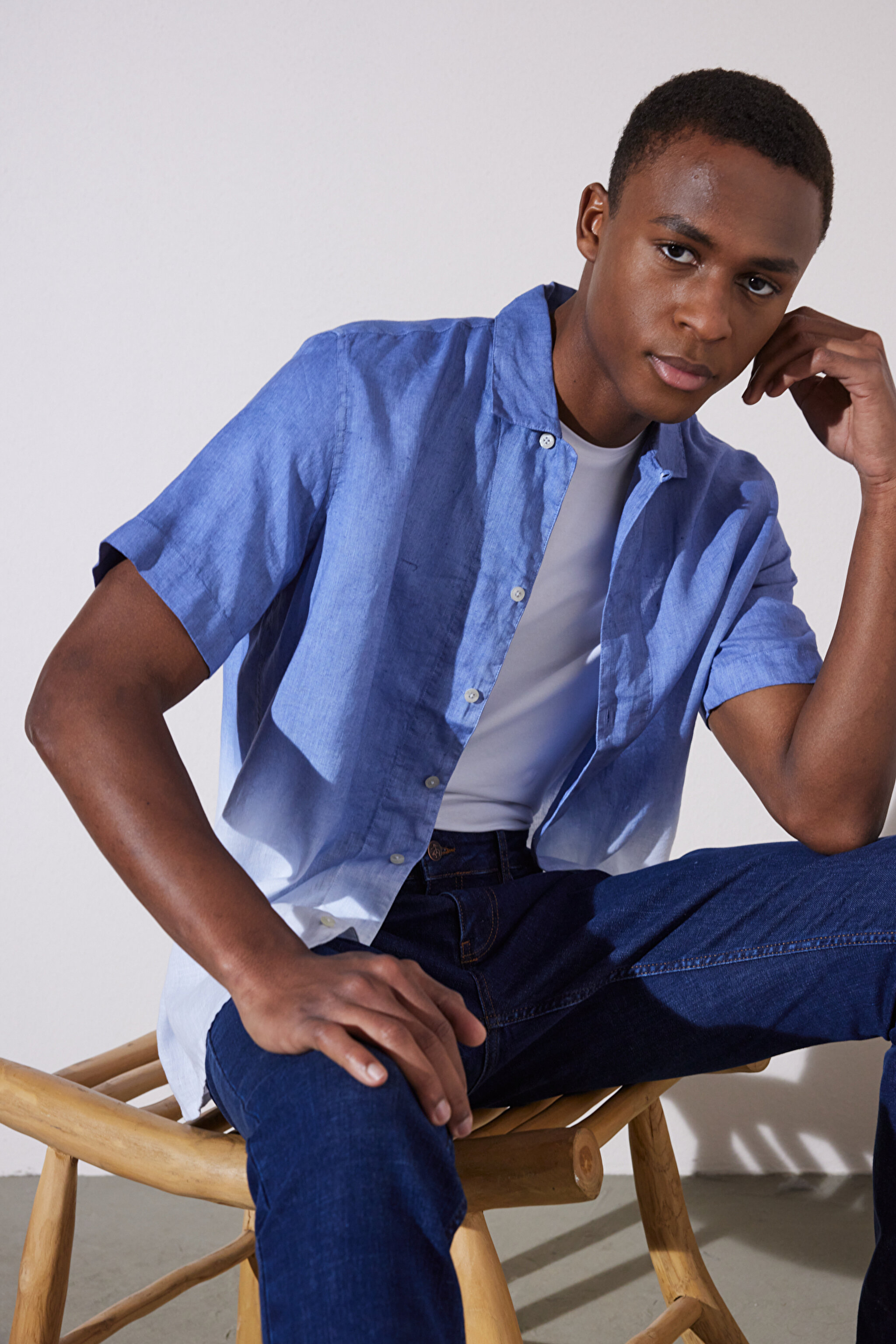 Comfort Fit Rahat Kesim Apaş Yaka Kısa Kollu Batik Desenli Gömlek - Mavi-Beyaz
