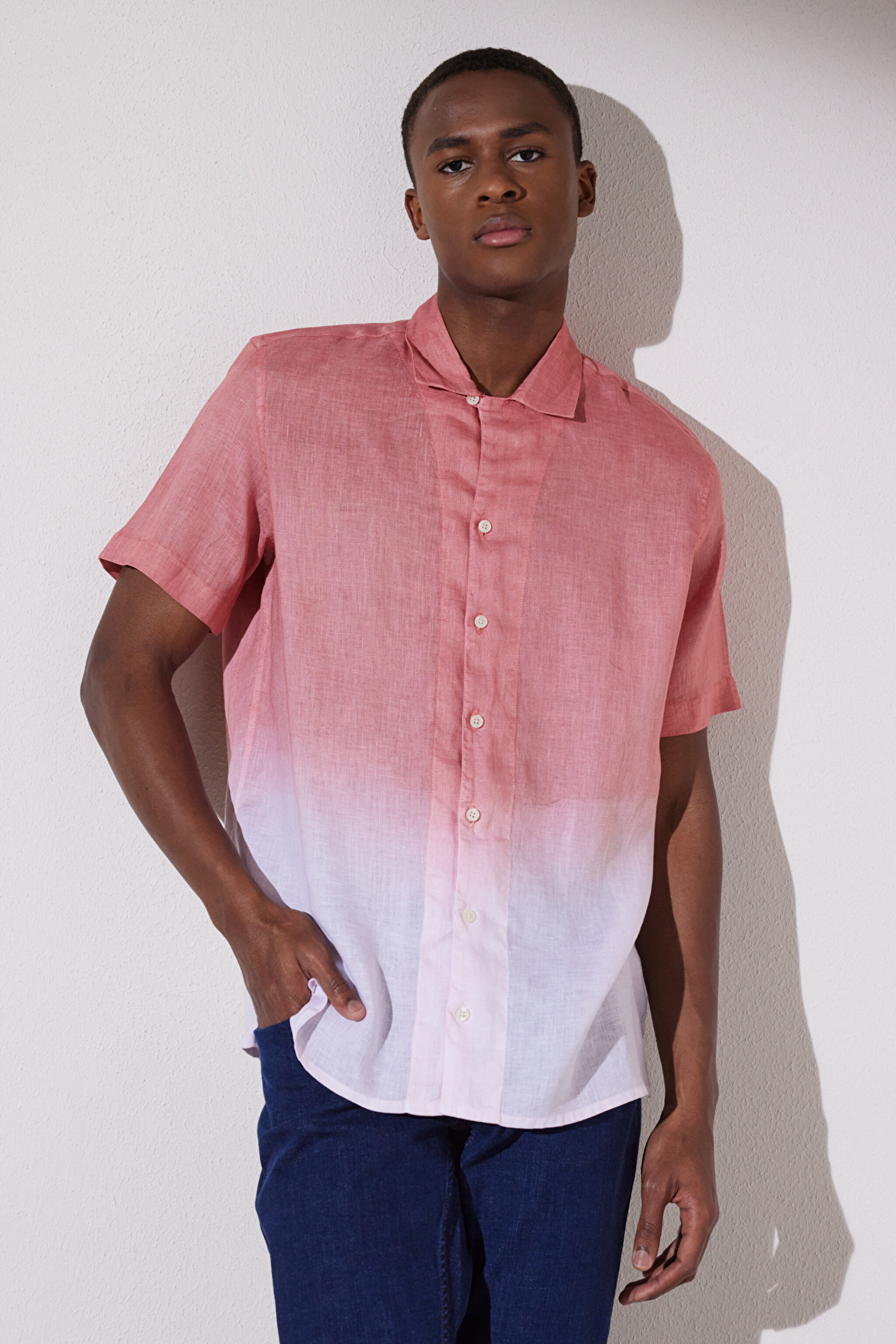 Comfort Fit Rahat Kesim Apaş Yaka Kısa Kollu Batik Desenli Gömlek - Pembe-Beyaz