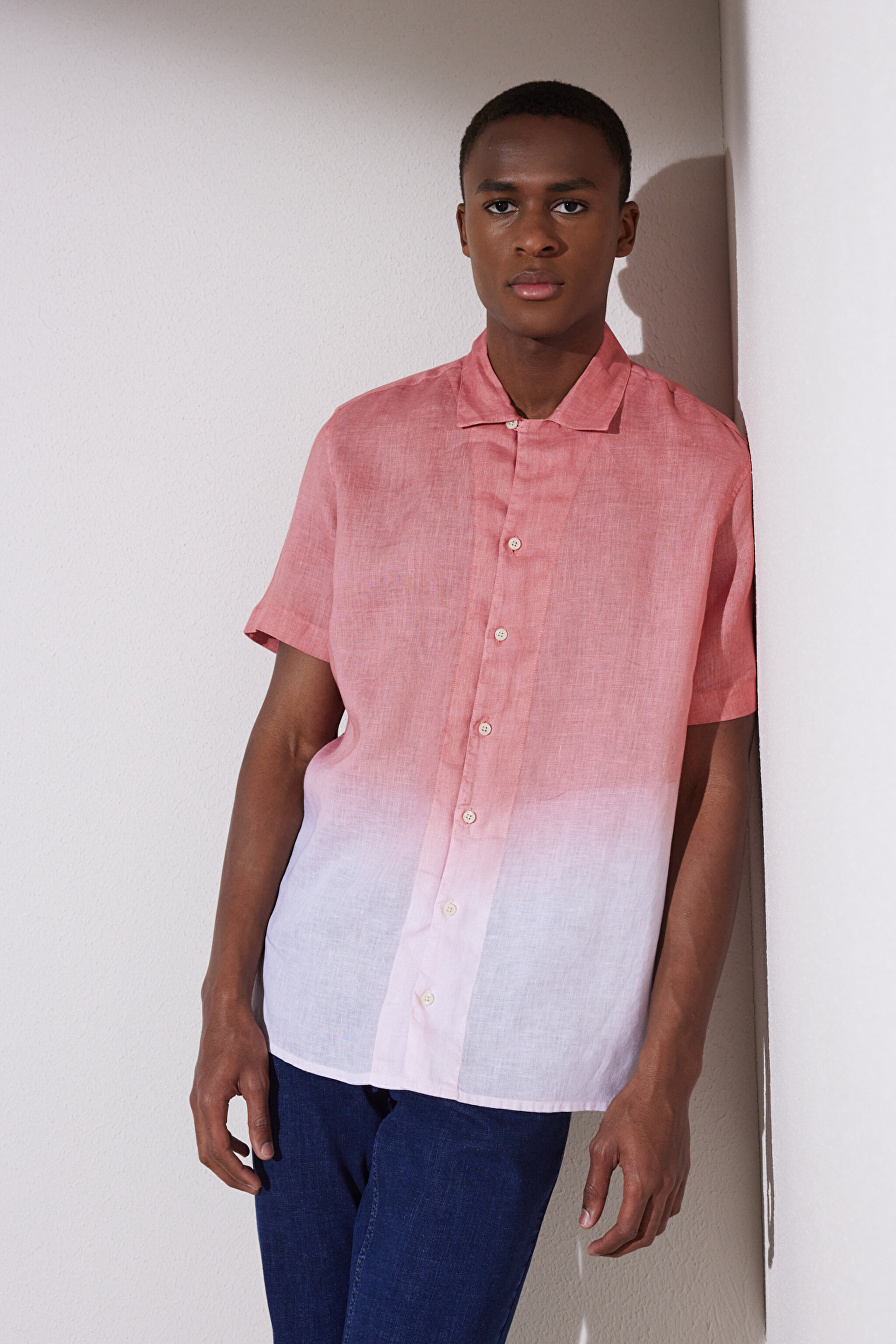 Comfort Fit Rahat Kesim Apaş Yaka Kısa Kollu Batik Desenli Gömlek - Pembe-Beyaz (görsel 2)