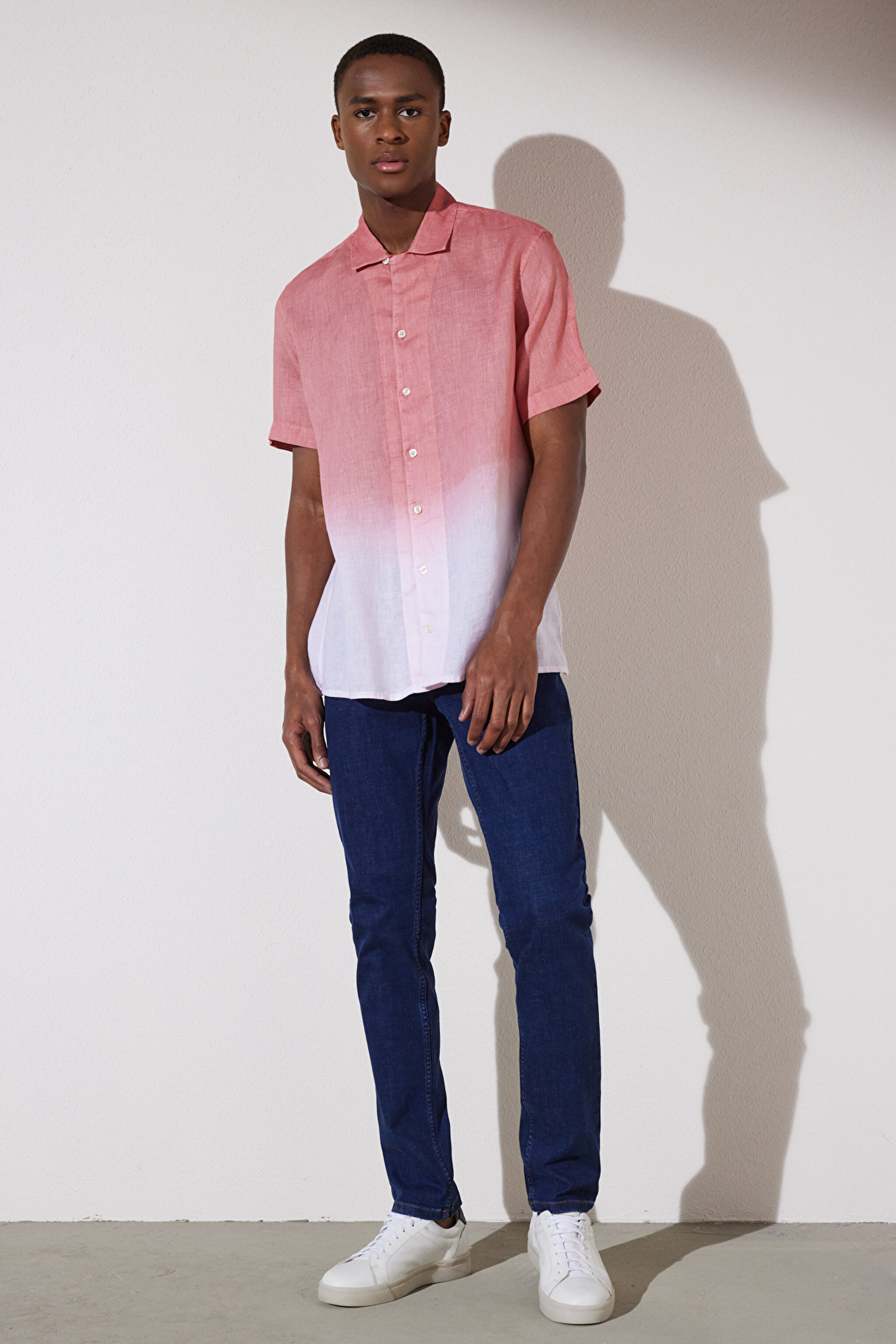 Comfort Fit Rahat Kesim Apaş Yaka Kısa Kollu Batik Desenli Gömlek - Pembe-Beyaz (görsel 7)