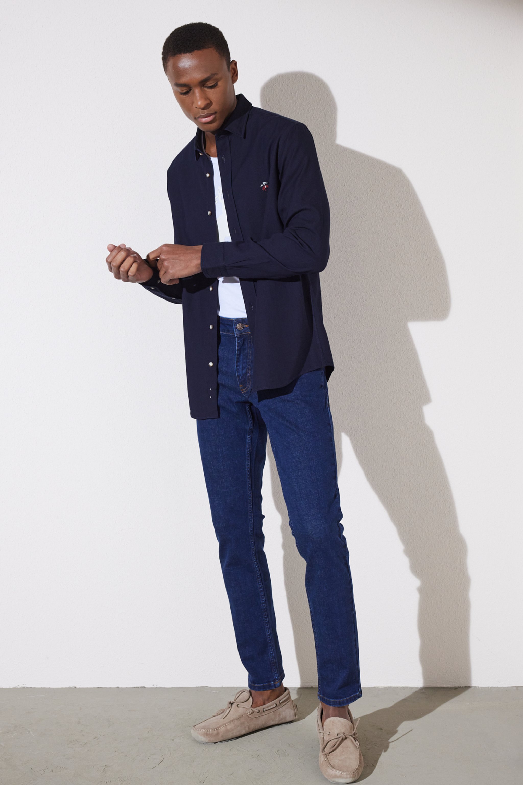 Slim Fit Dar Kesim Klasik Yaka Denim Gömlek - Lacivert (görsel 7)