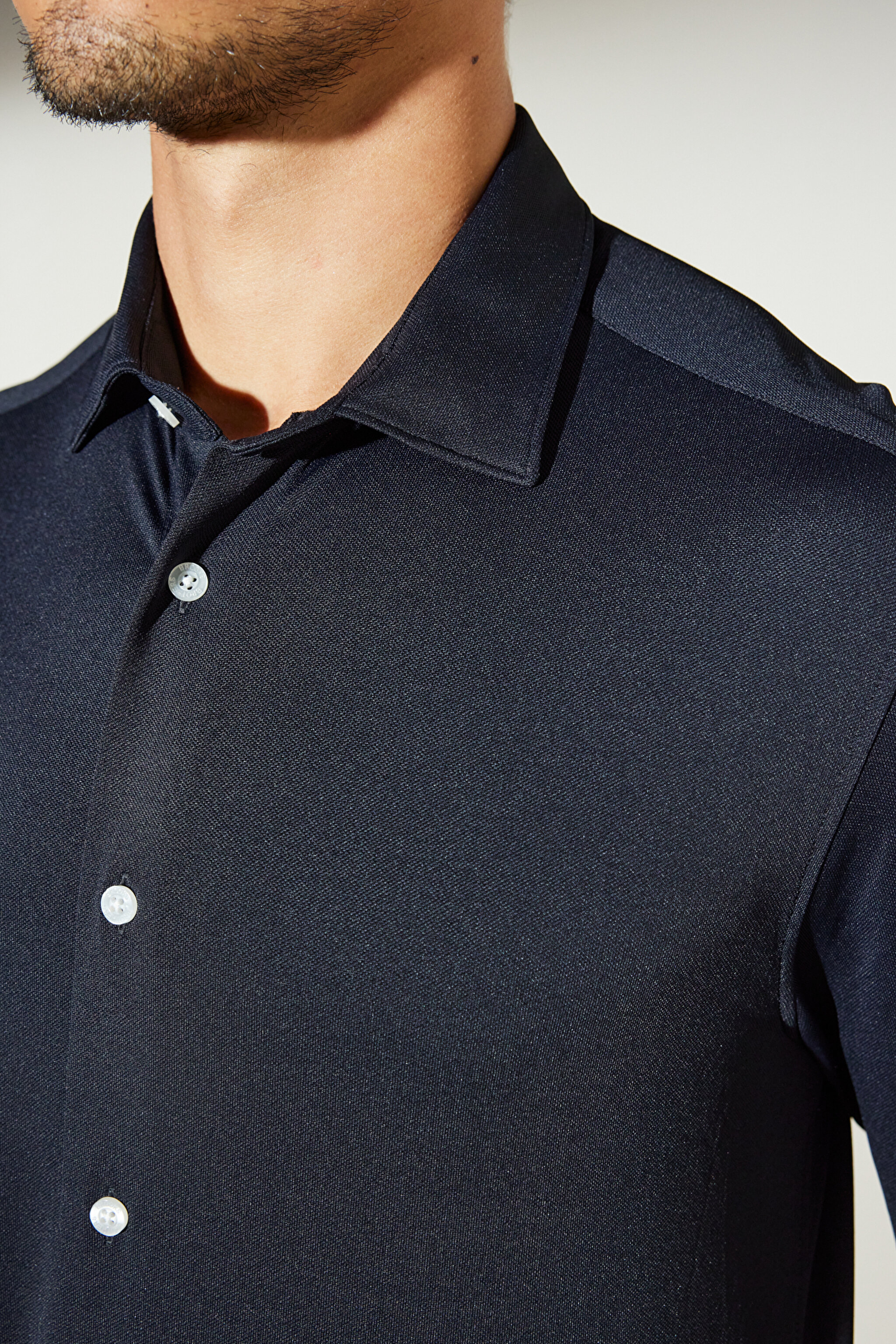 Slim Fit Dar Kesim Klasik Yaka Gömlek - Siyah (görsel 4)