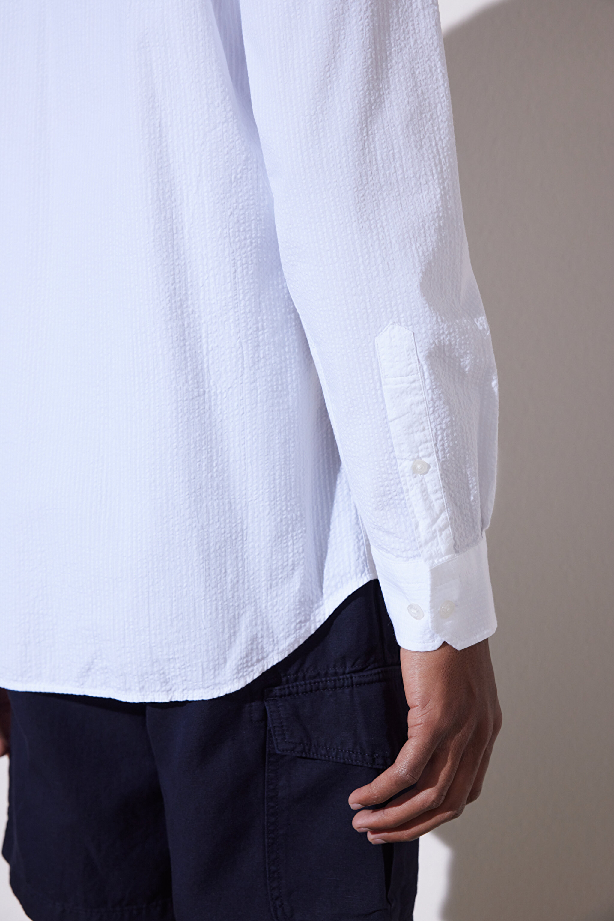 Slim Fit Dar Kesim Düğmeli Yaka Gömlek - Beyaz (görsel 7)