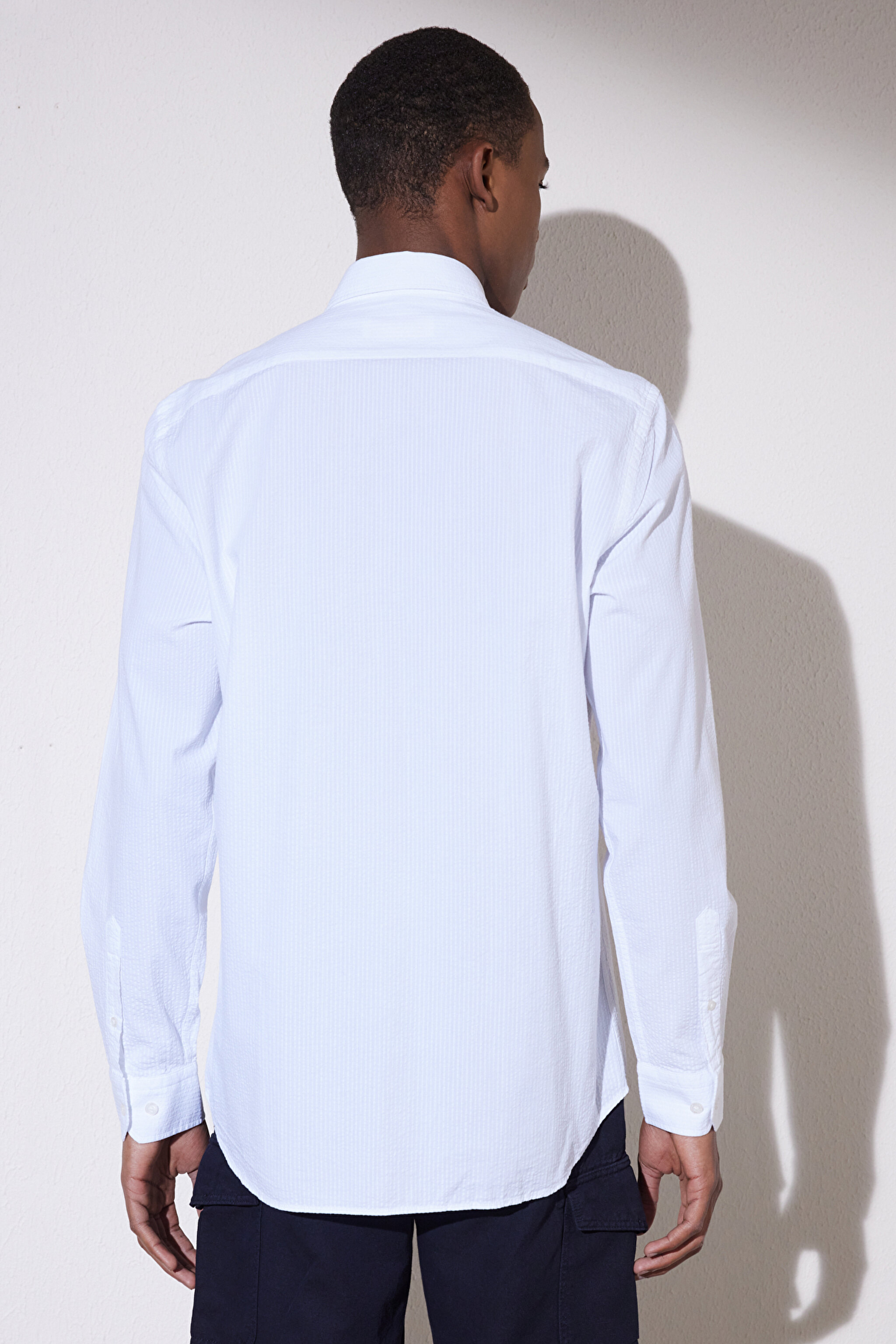 Slim Fit Dar Kesim Düğmeli Yaka Gömlek - Beyaz (görsel 8)