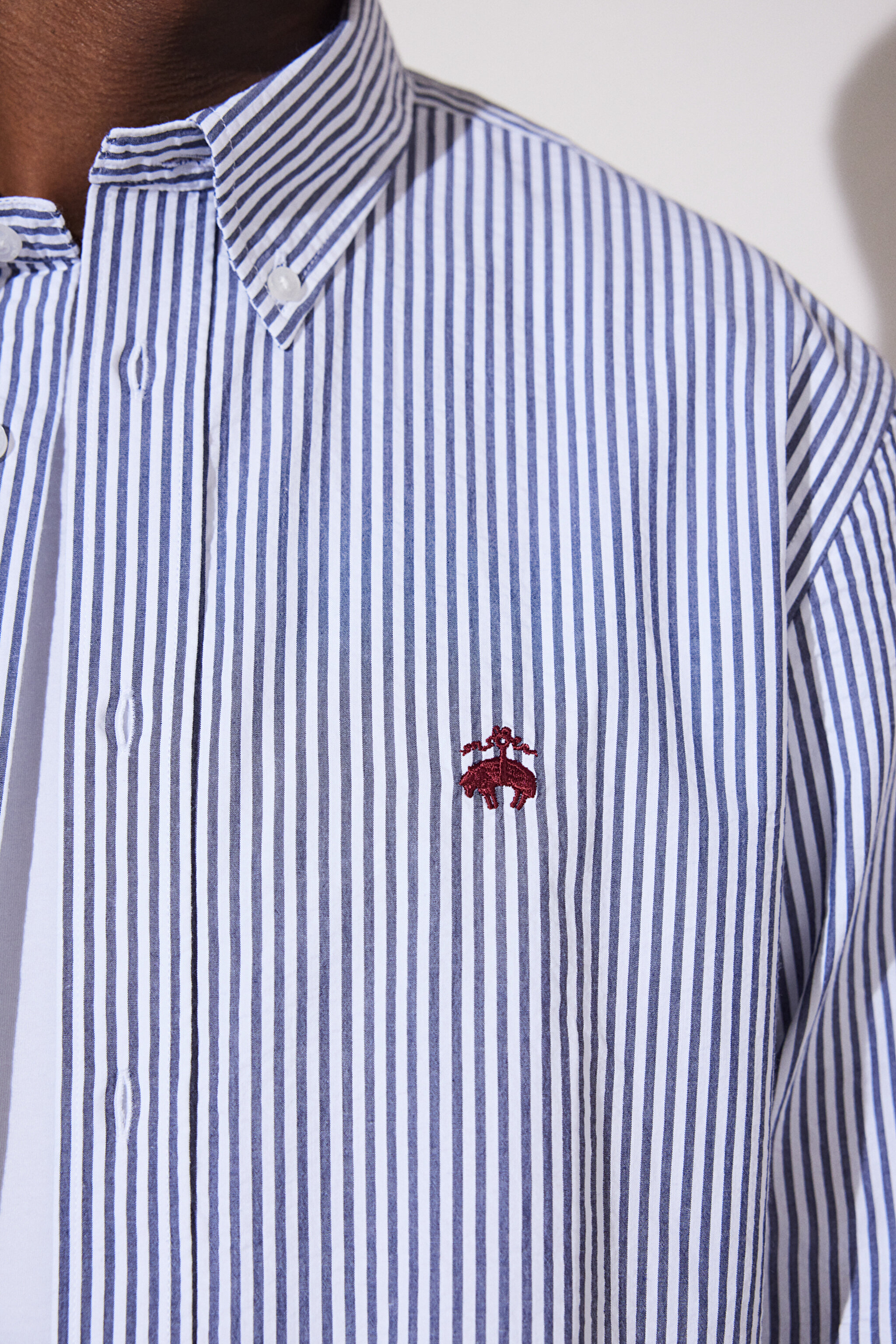 Slim Fit Dar Kesim Düğmeli Yaka Desenli Gömlek - Lacivert Çizgili (görsel 5)