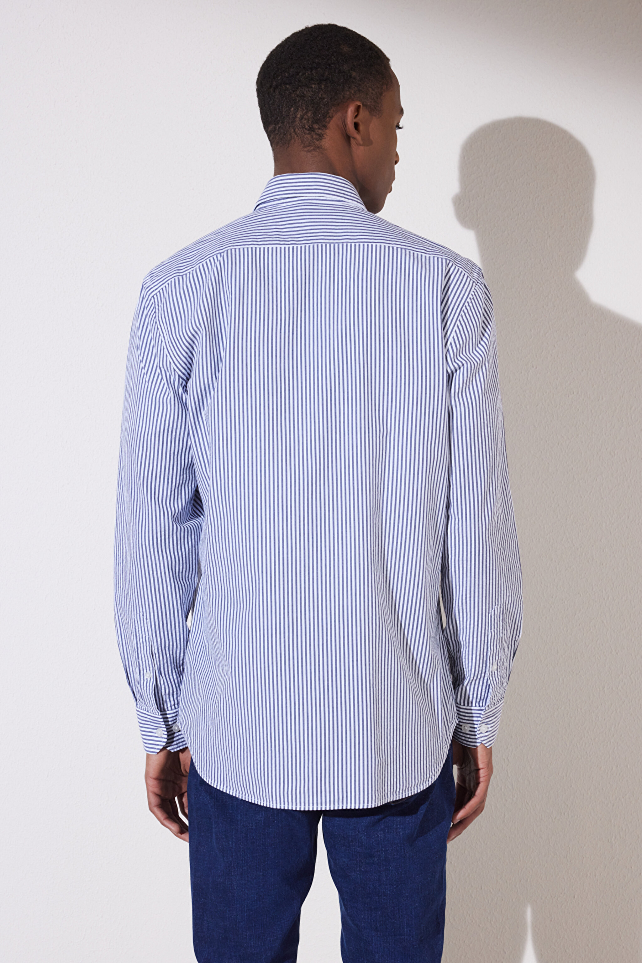 Slim Fit Dar Kesim Düğmeli Yaka Desenli Gömlek - Lacivert Çizgili (görsel 6)