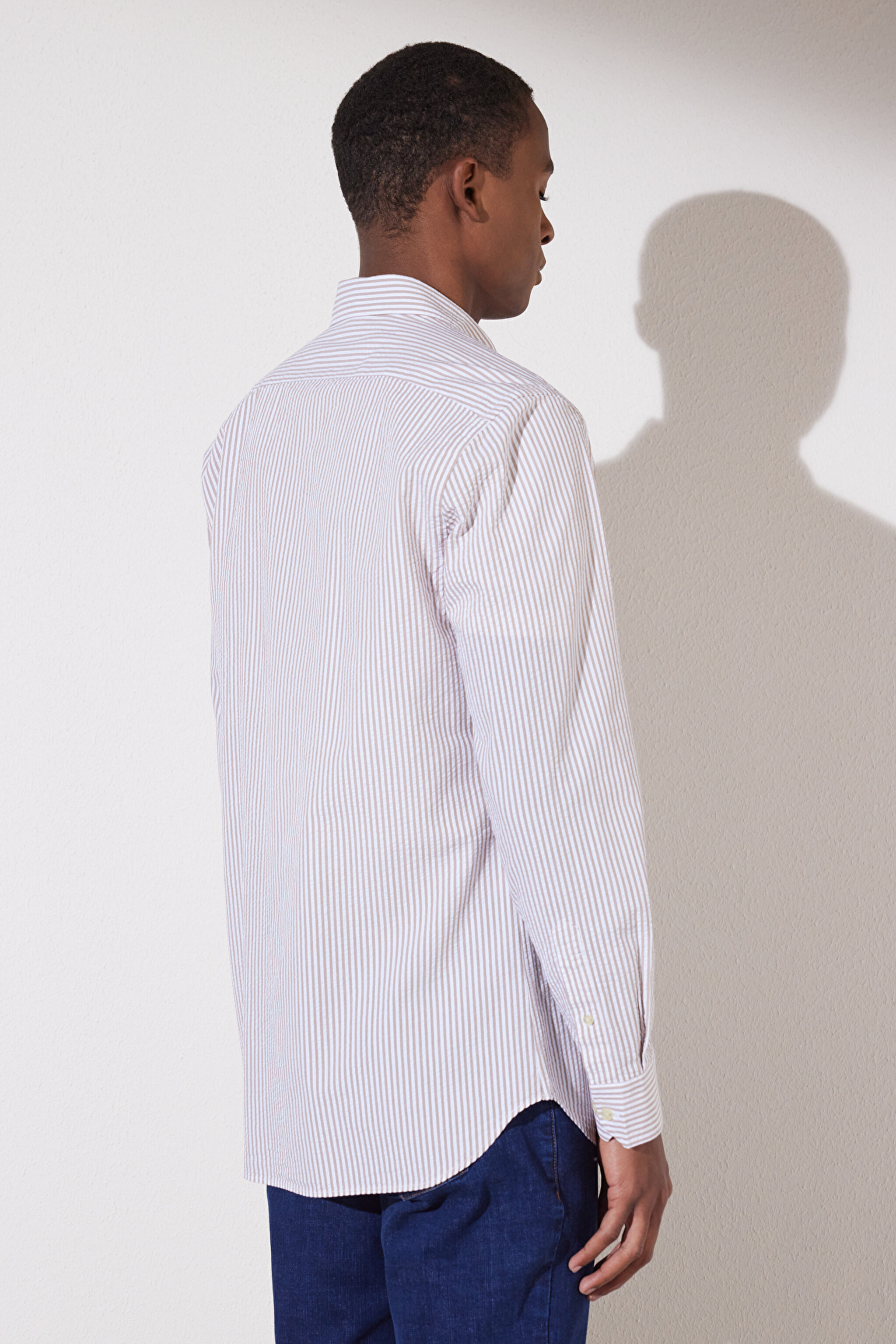Slim Fit Dar Kesim Düğmeli Yaka Desenli Gömlek - Bej Çizgili (görsel 6)