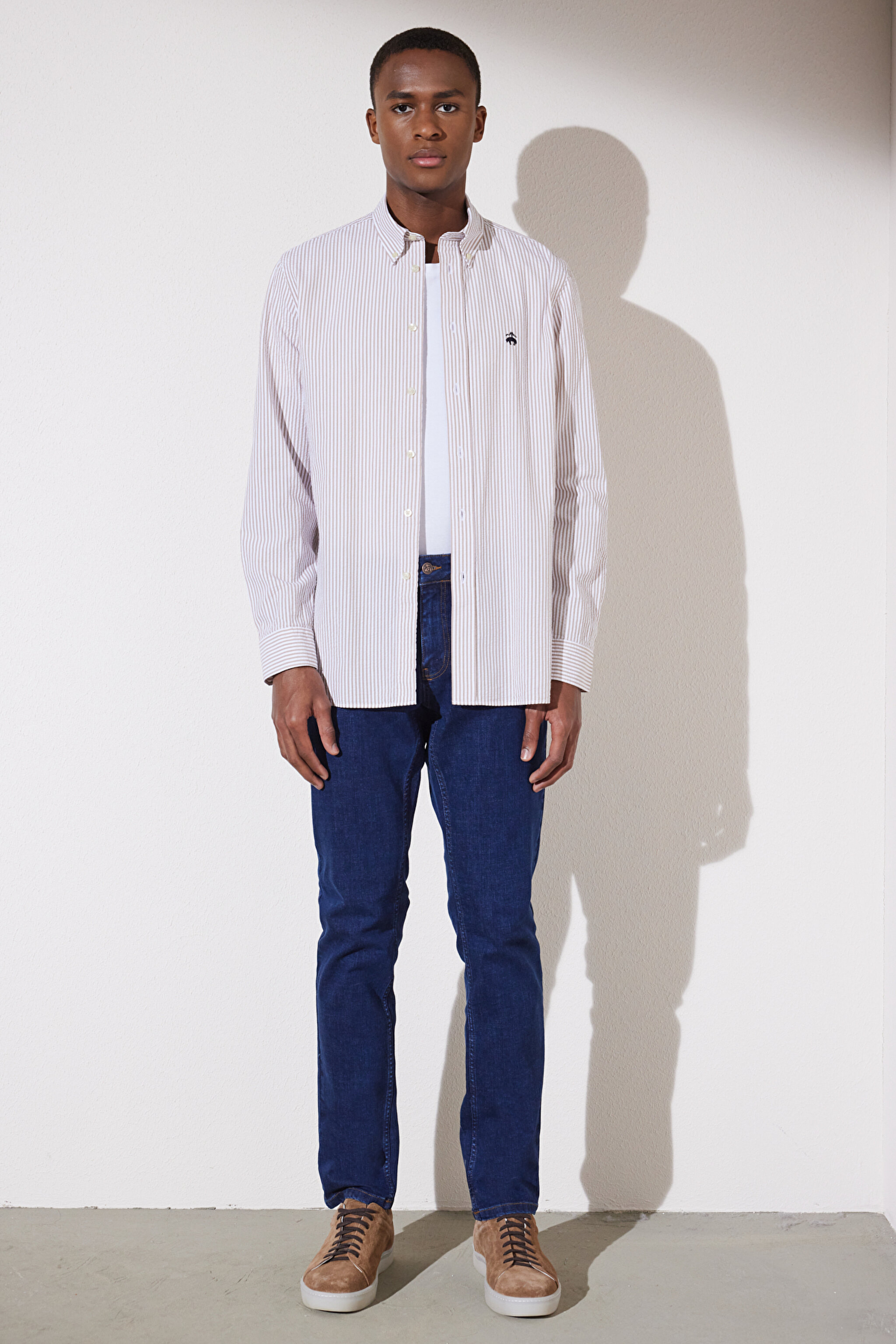 Slim Fit Dar Kesim Düğmeli Yaka Desenli Gömlek - Bej Çizgili (görsel 7)