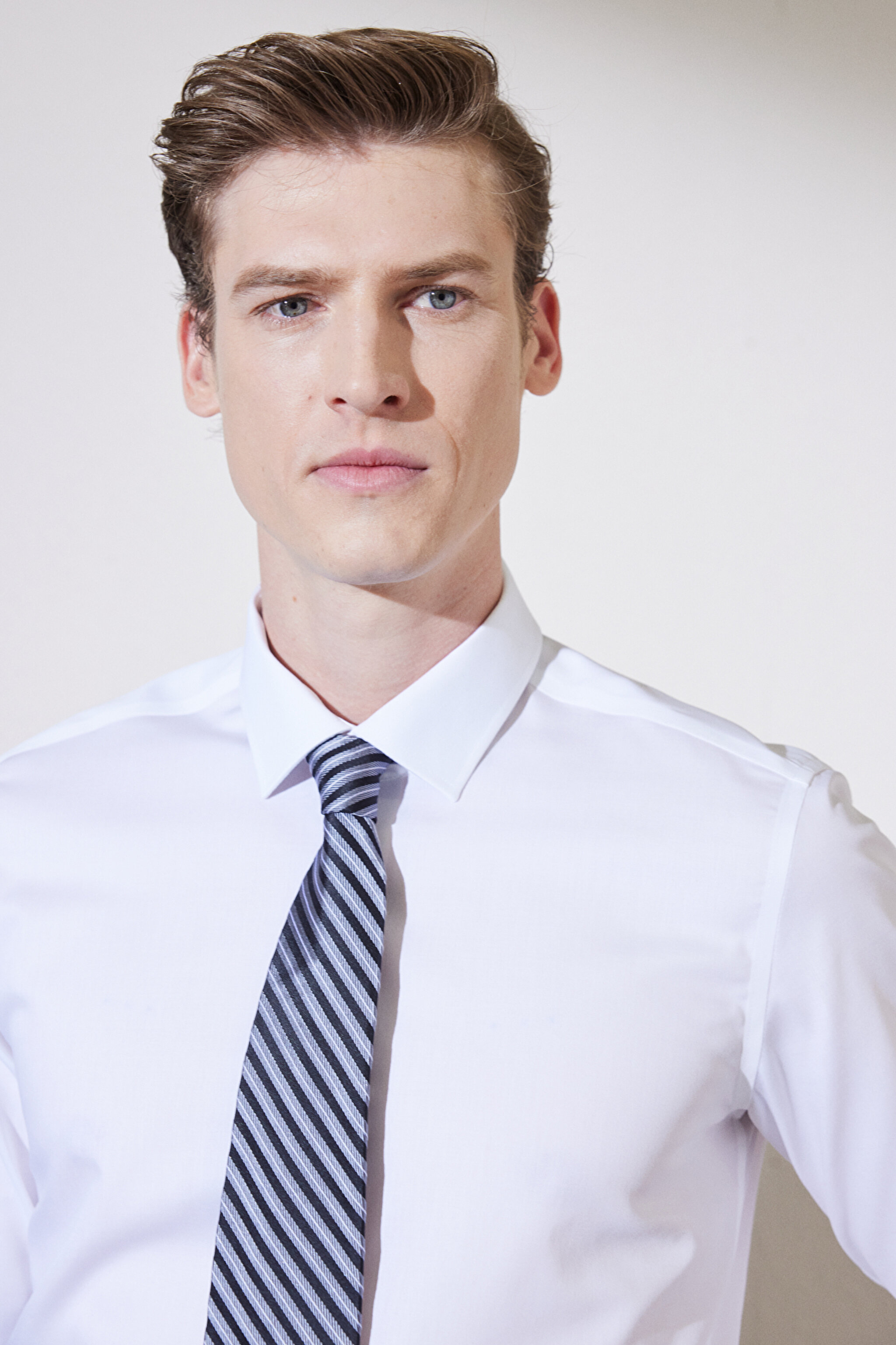 Slim Fit Dar Kesim Klasik Yaka %100 Pamuk Gömlek - Beyaz (görsel 4)