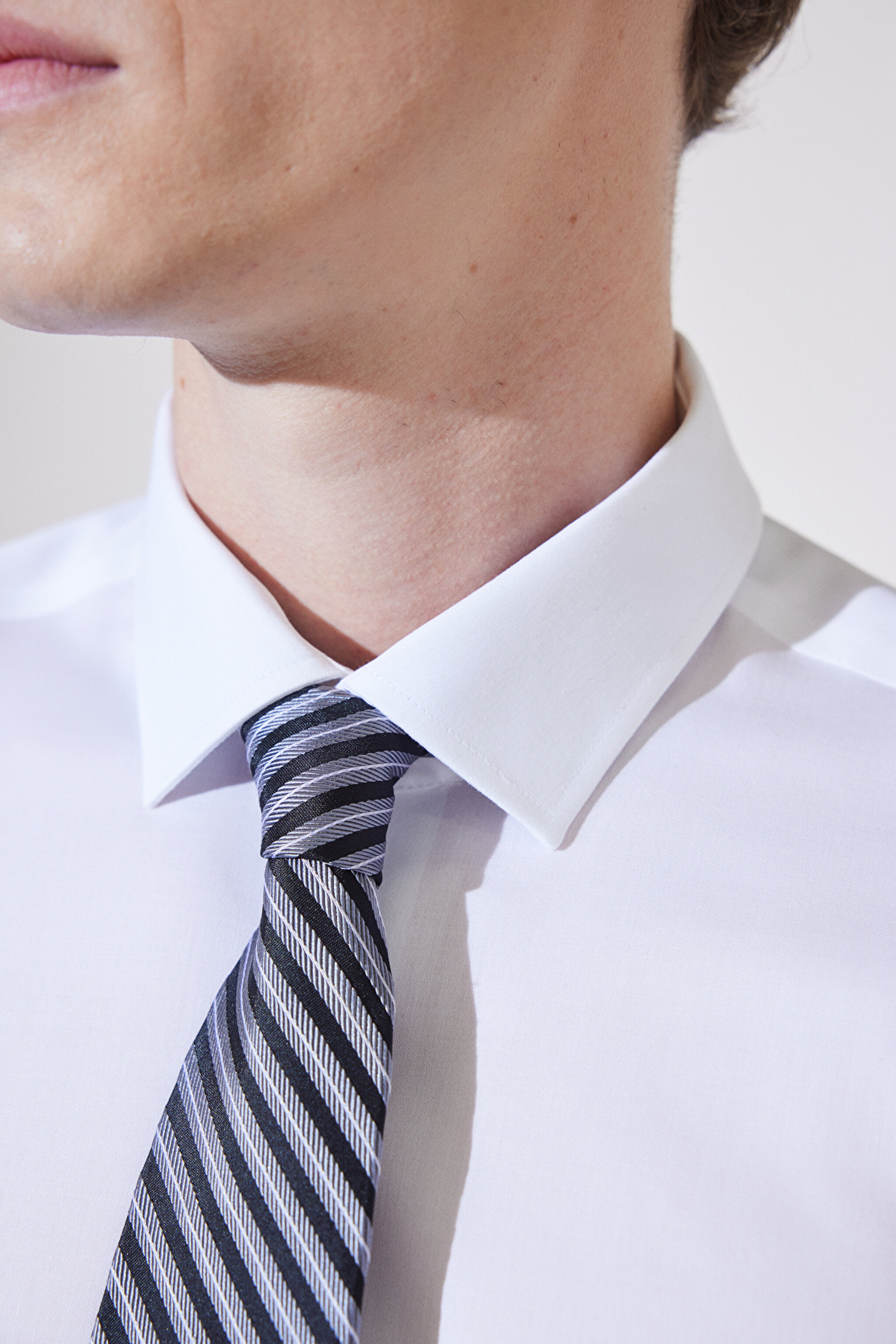 Slim Fit Dar Kesim Klasik Yaka %100 Pamuk Gömlek - Beyaz (görsel 5)