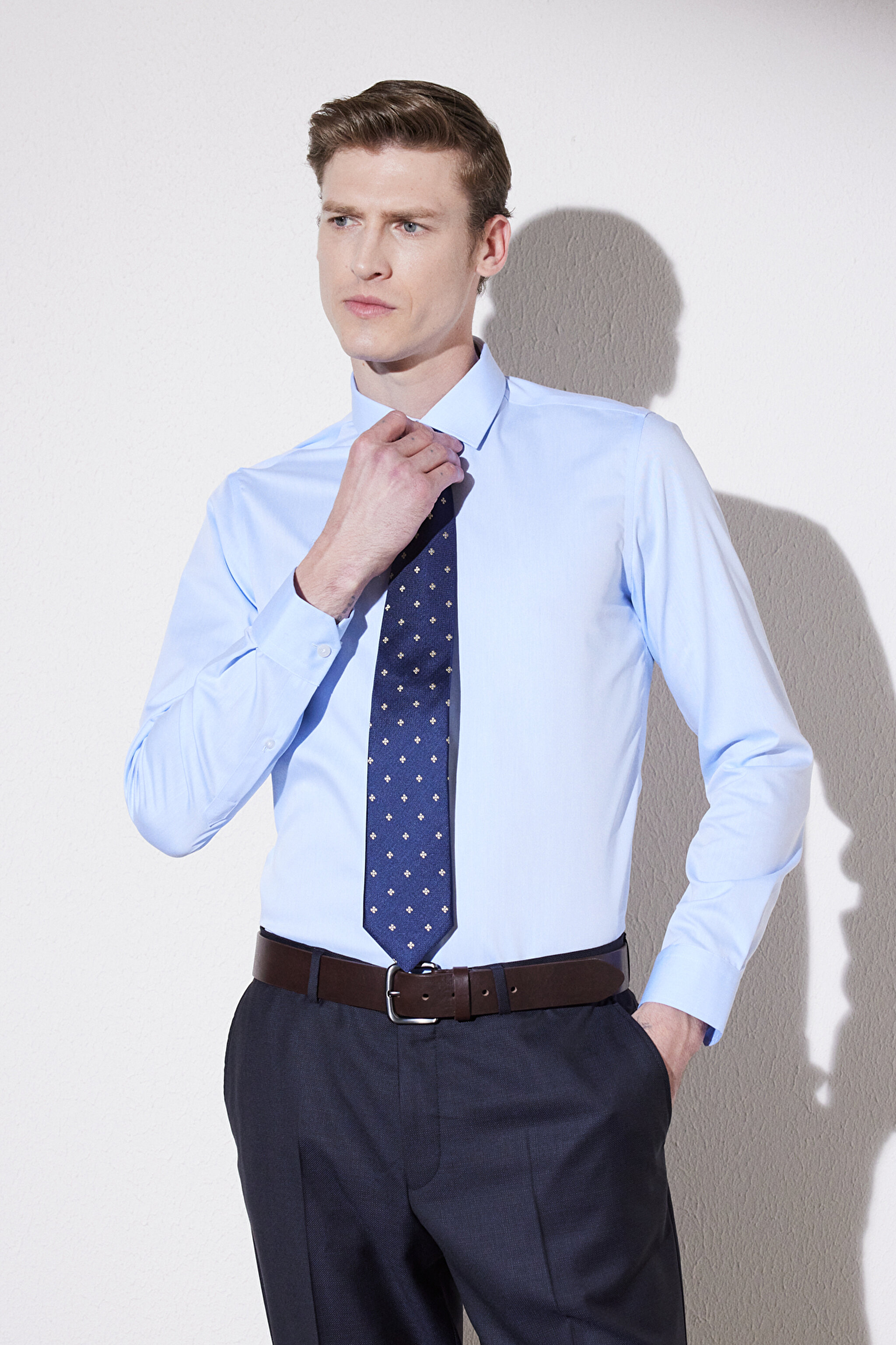 Slim Fit Dar Kesim Klasik Yaka %100 Pamuk Gömlek - Mavi (görsel 2)