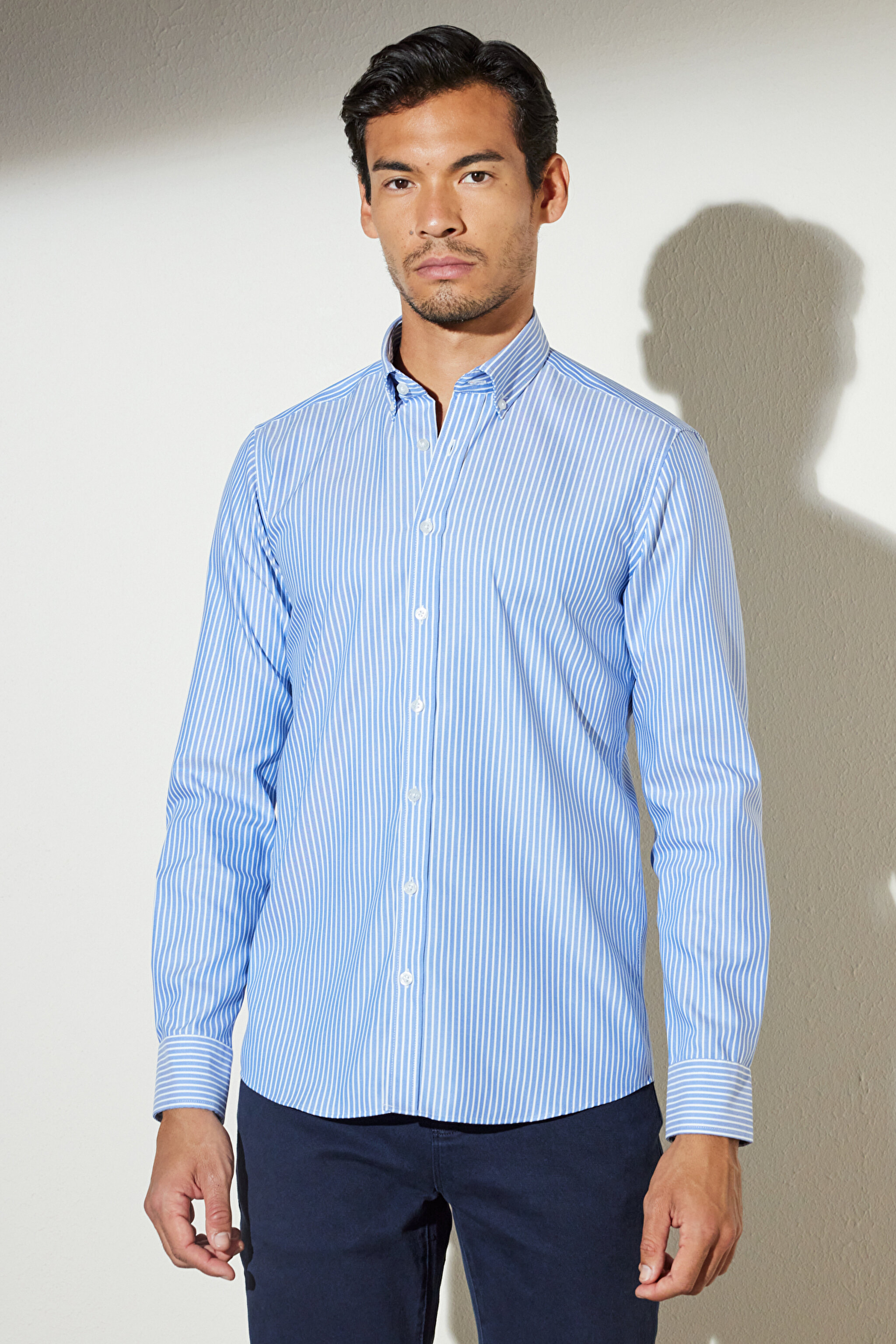 Slim Fit Dar Kesim Düğmeli Yaka %100 Pamuk Desenli Gömlek - Mavi-Beyaz