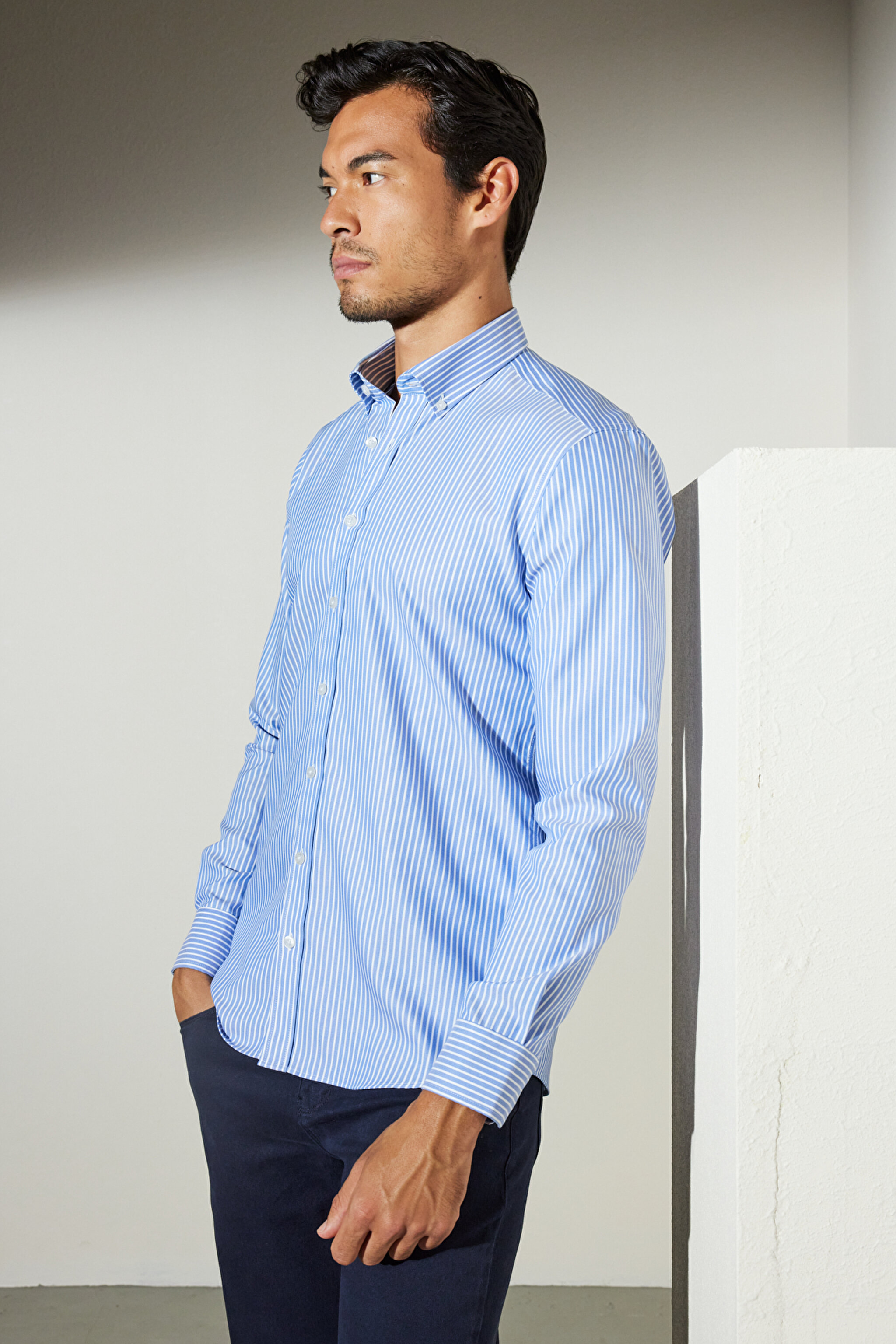 Slim Fit Dar Kesim Düğmeli Yaka %100 Pamuk Desenli Gömlek - Mavi-Beyaz (görsel 2)