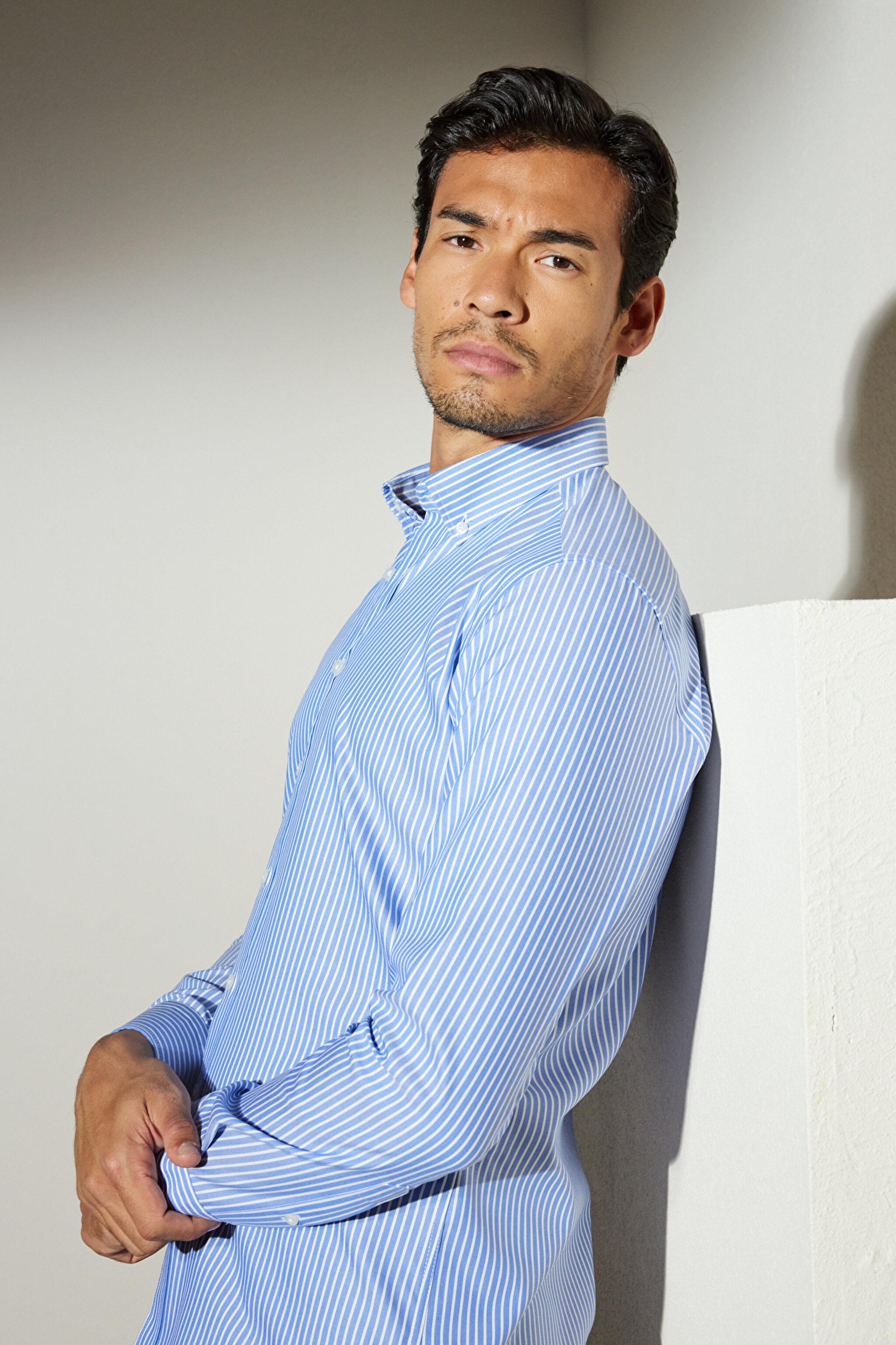 Slim Fit Dar Kesim Düğmeli Yaka %100 Pamuk Desenli Gömlek - Mavi-Beyaz (görsel 3)