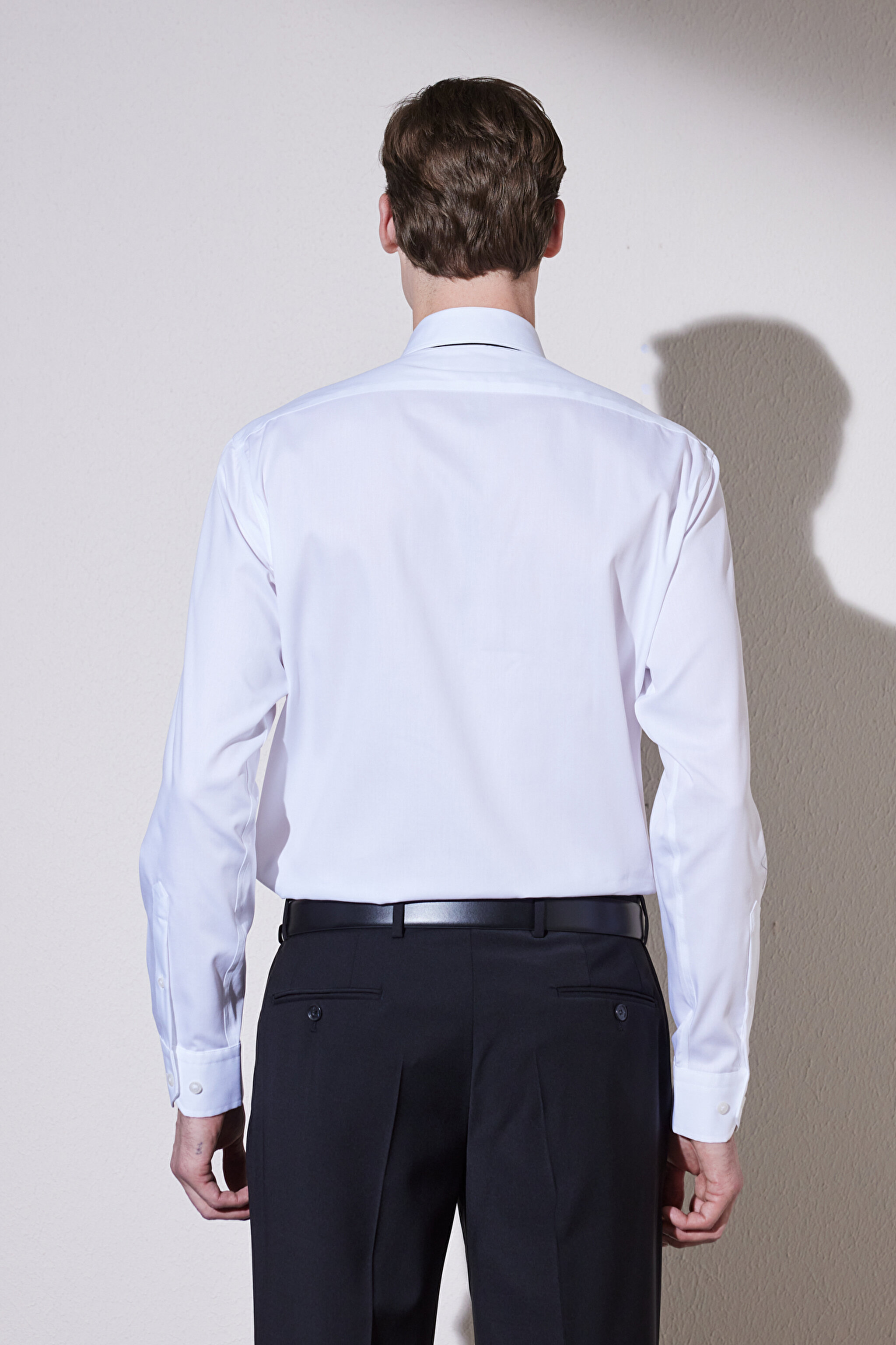 Comfort Fit Rahat Kesim Düğmeli Yaka %100 Pamuk Gabardin Gömlek - Beyaz (görsel 4)