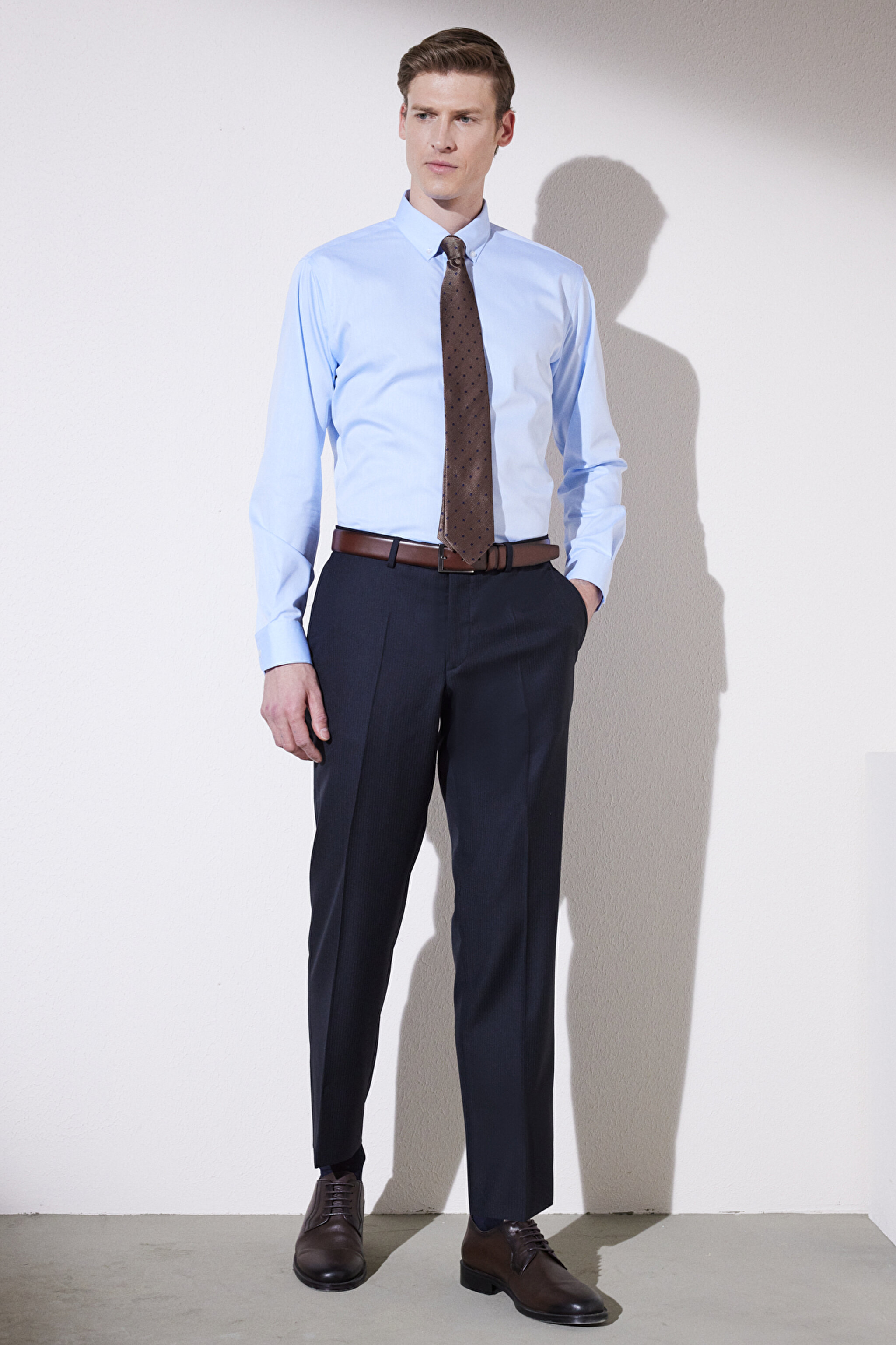 Comfort Fit Rahat Kesim Düğmeli Yaka %100 Pamuk Gabardin Gömlek - Mavi (görsel 6)
