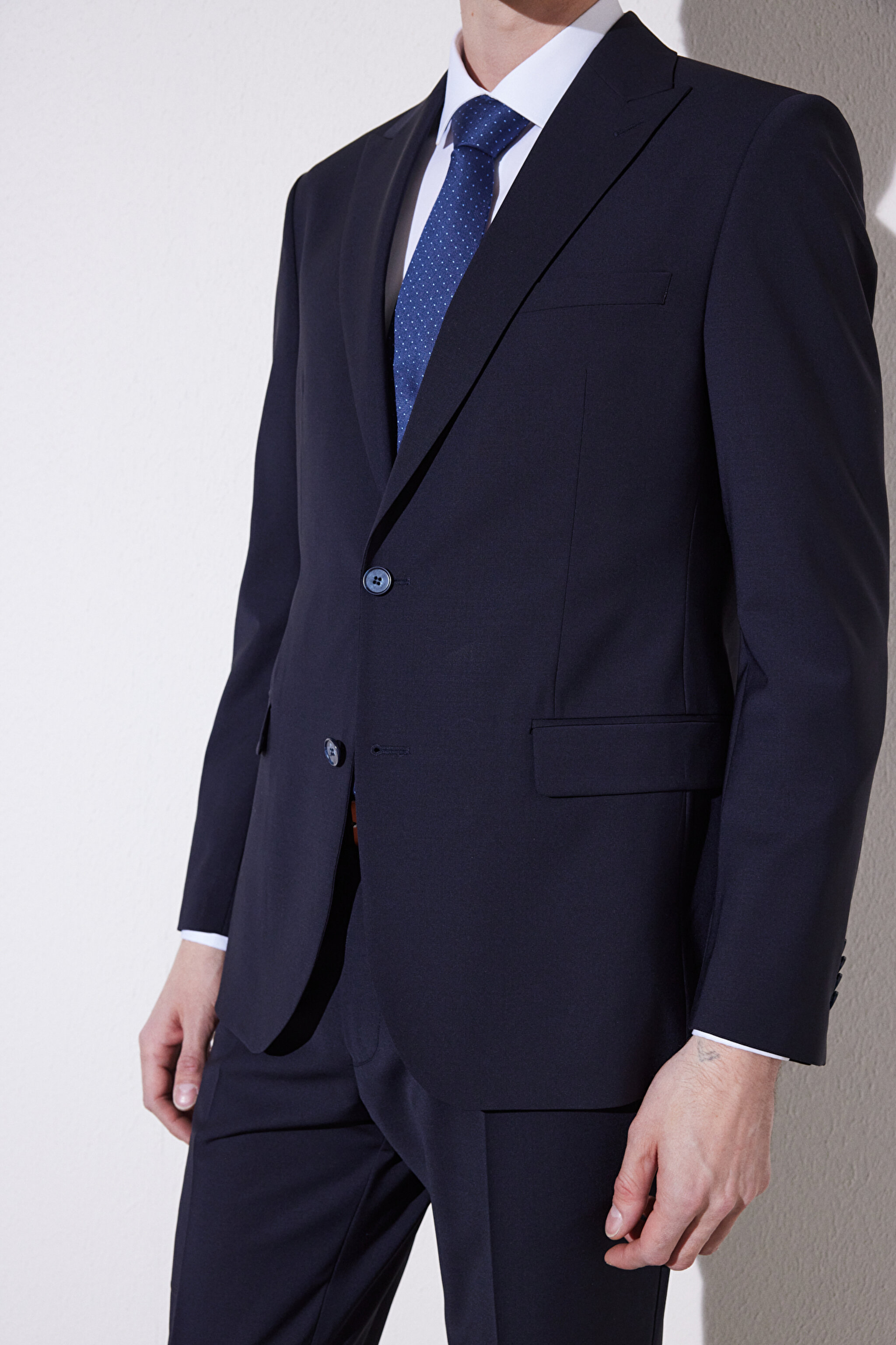 Slim Fit Dar Kesim Sivri Yaka Takım Elbise - Lacivert (görsel 7)