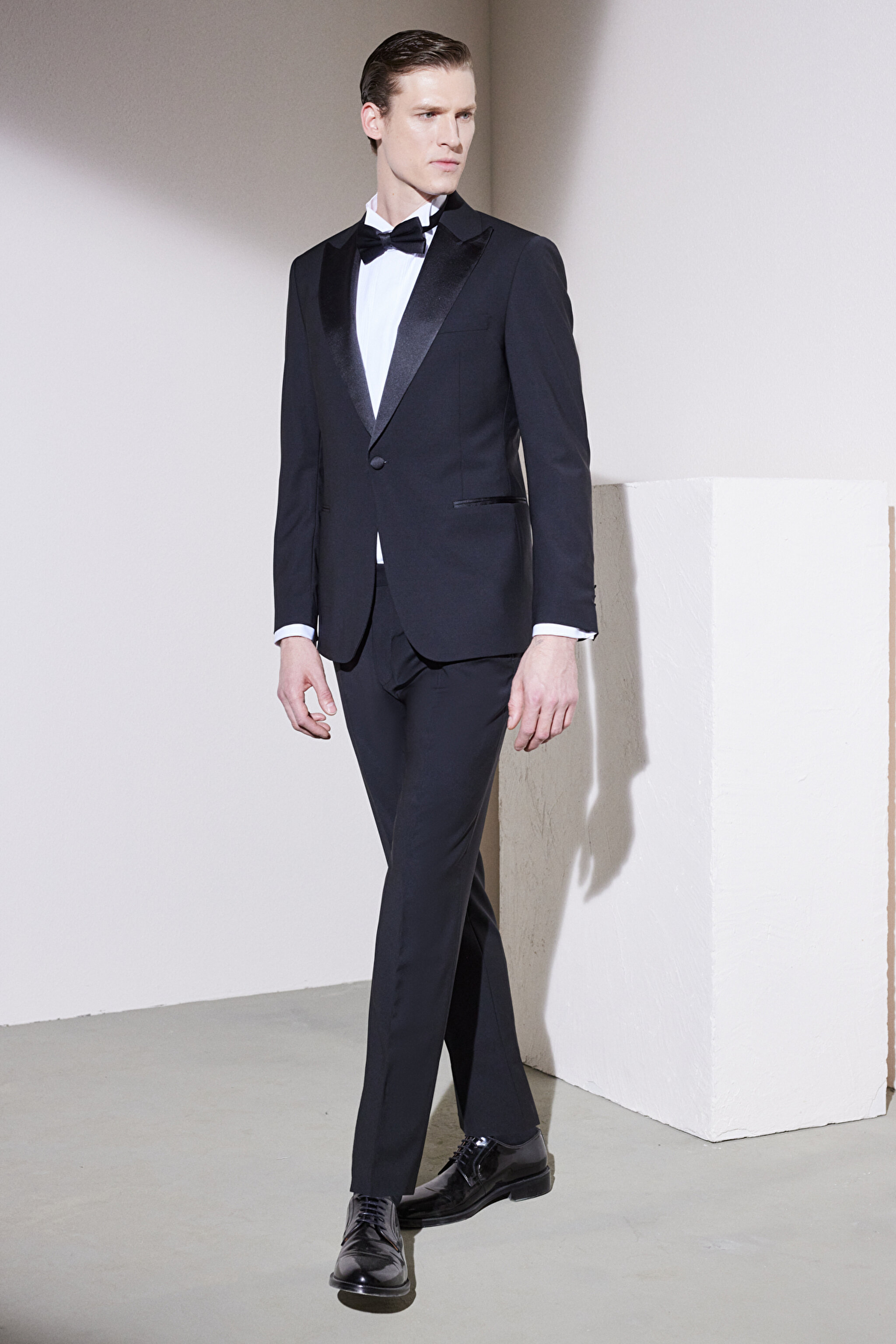 Slim Fit Dar Kesim Sivri Yaka Smokin Takım - Siyah