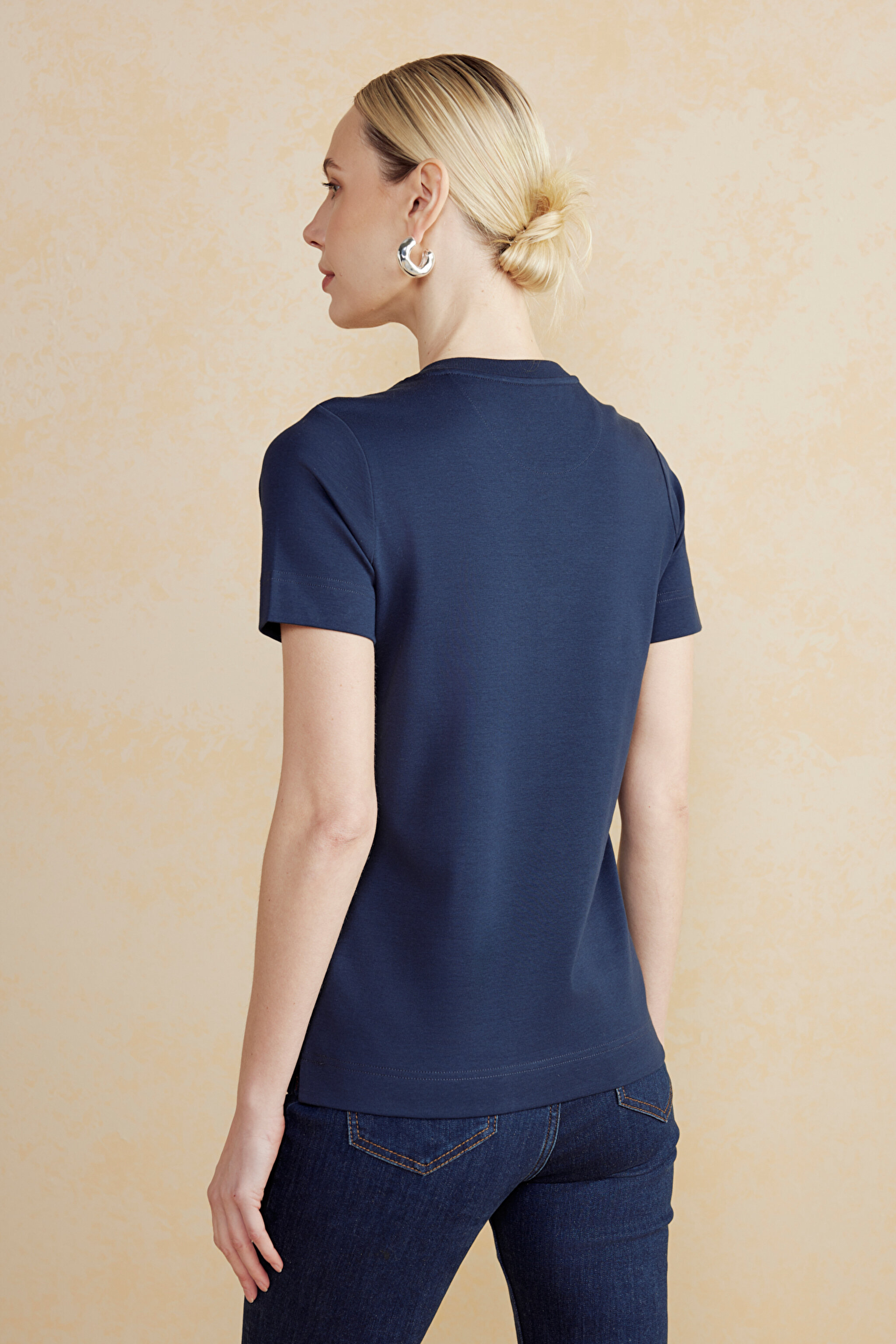 Gold Nakışlı V Yaka Basic Kadın T-shirt - Lacivert (görsel 5)