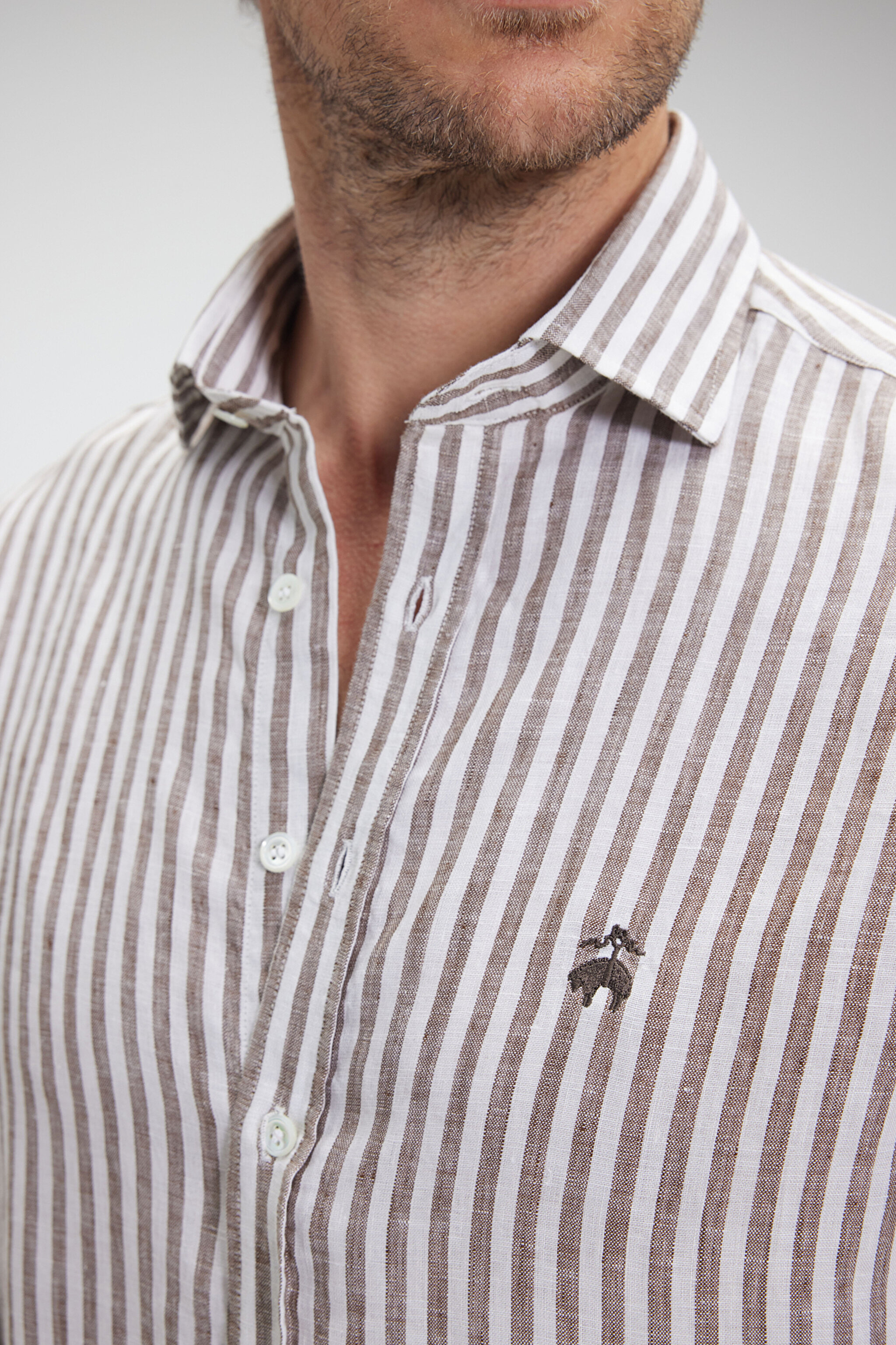 %100 Keten İtalyan Yak Slim Fit Çizgili Gömlek - Kahverengi-Beyaz Çizgili (görsel 4)