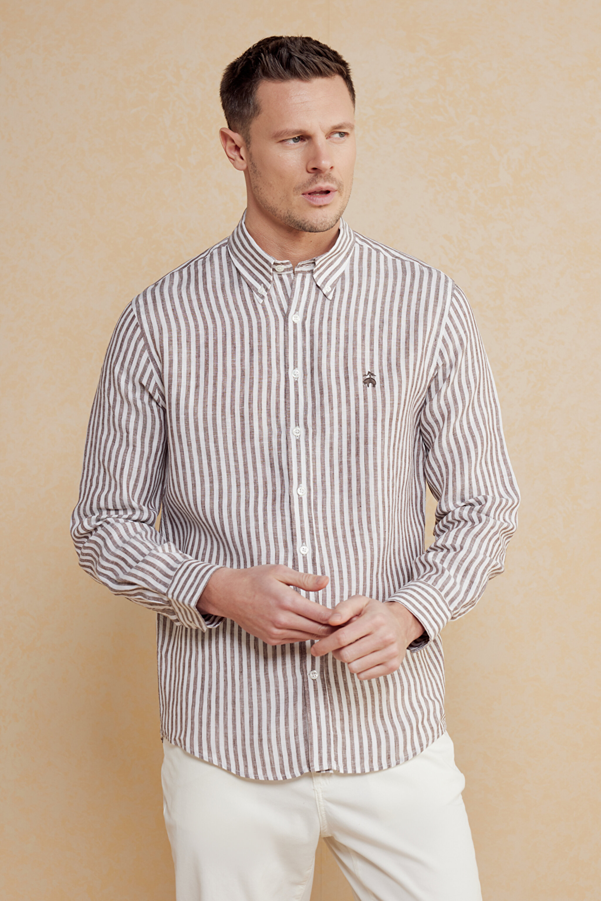 Düğmeli Yaka Slim Fit 100% Keten Erkek Gömlek - Kahverengi-Beyaz Çizgili