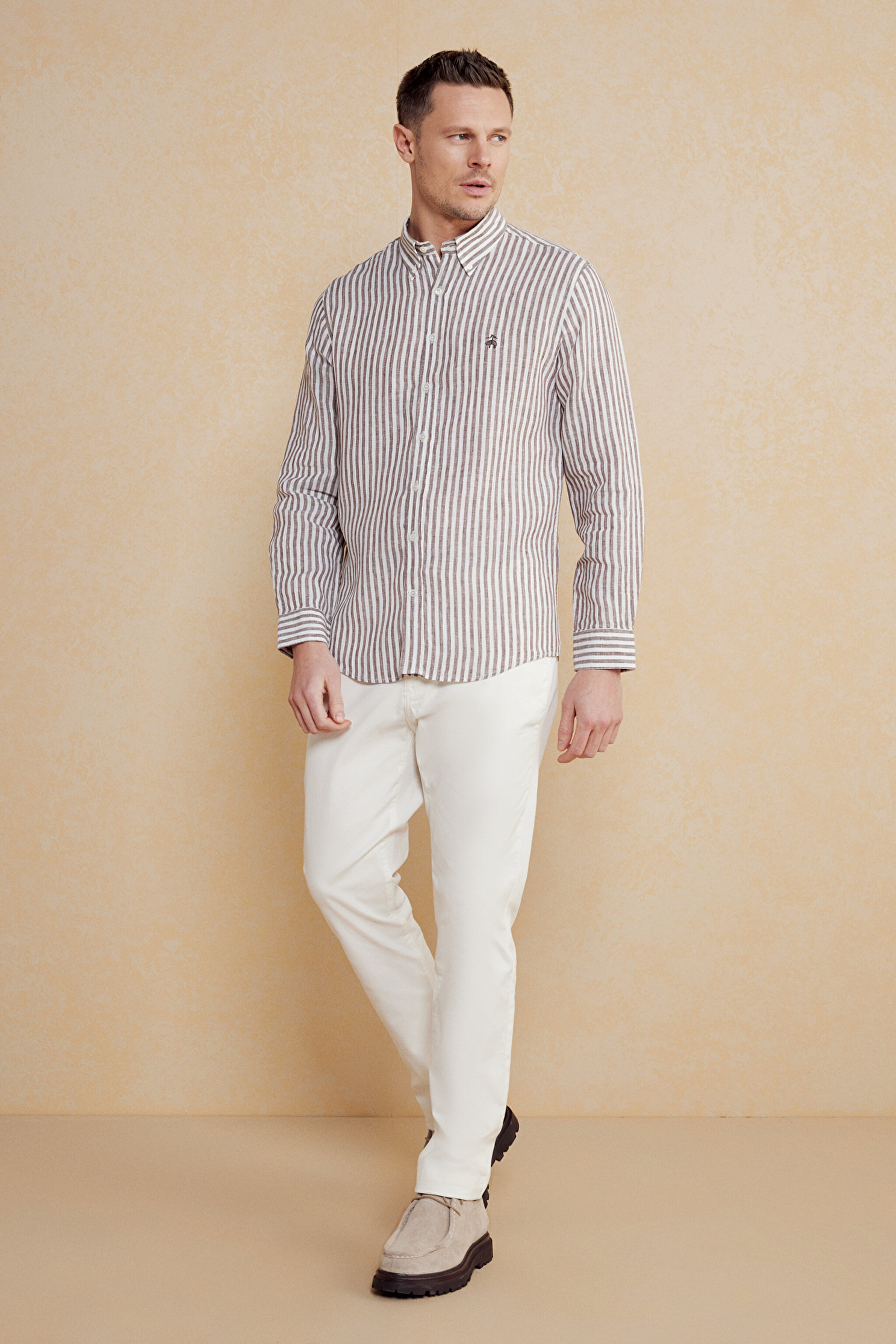 Düğmeli Yaka Slim Fit 100% Keten Erkek Gömlek - Kahverengi-Beyaz Çizgili (görsel 3)