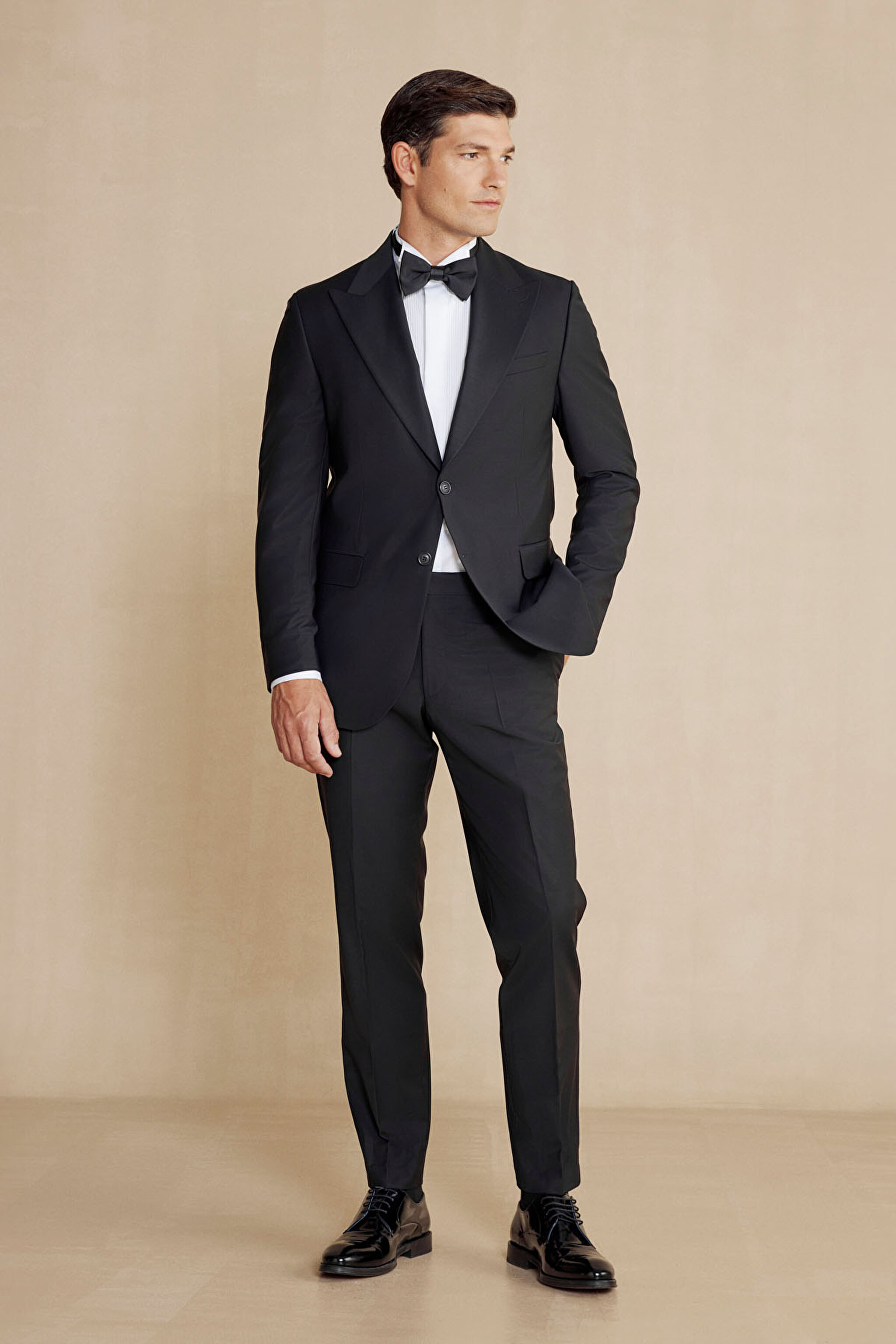Yün Karışımlı Sivri Yaka Slim Fit Takım Elbise - Siyah (görsel 3)