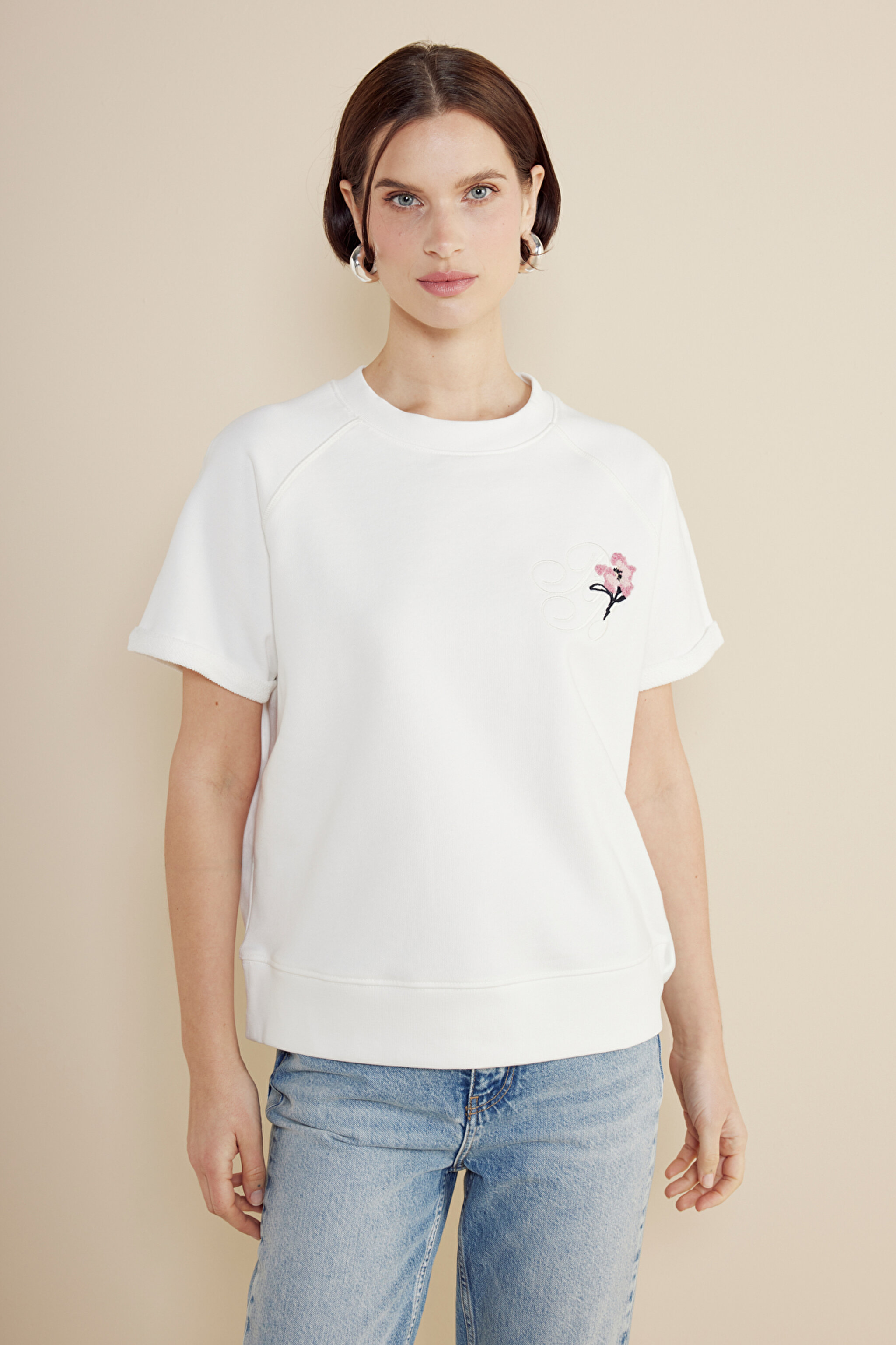 %100 Pamuk Çiçek Nakış Detaylı Bisiklet Yaka Kısa Kollu Sweatshirt - Kırık Beyaz