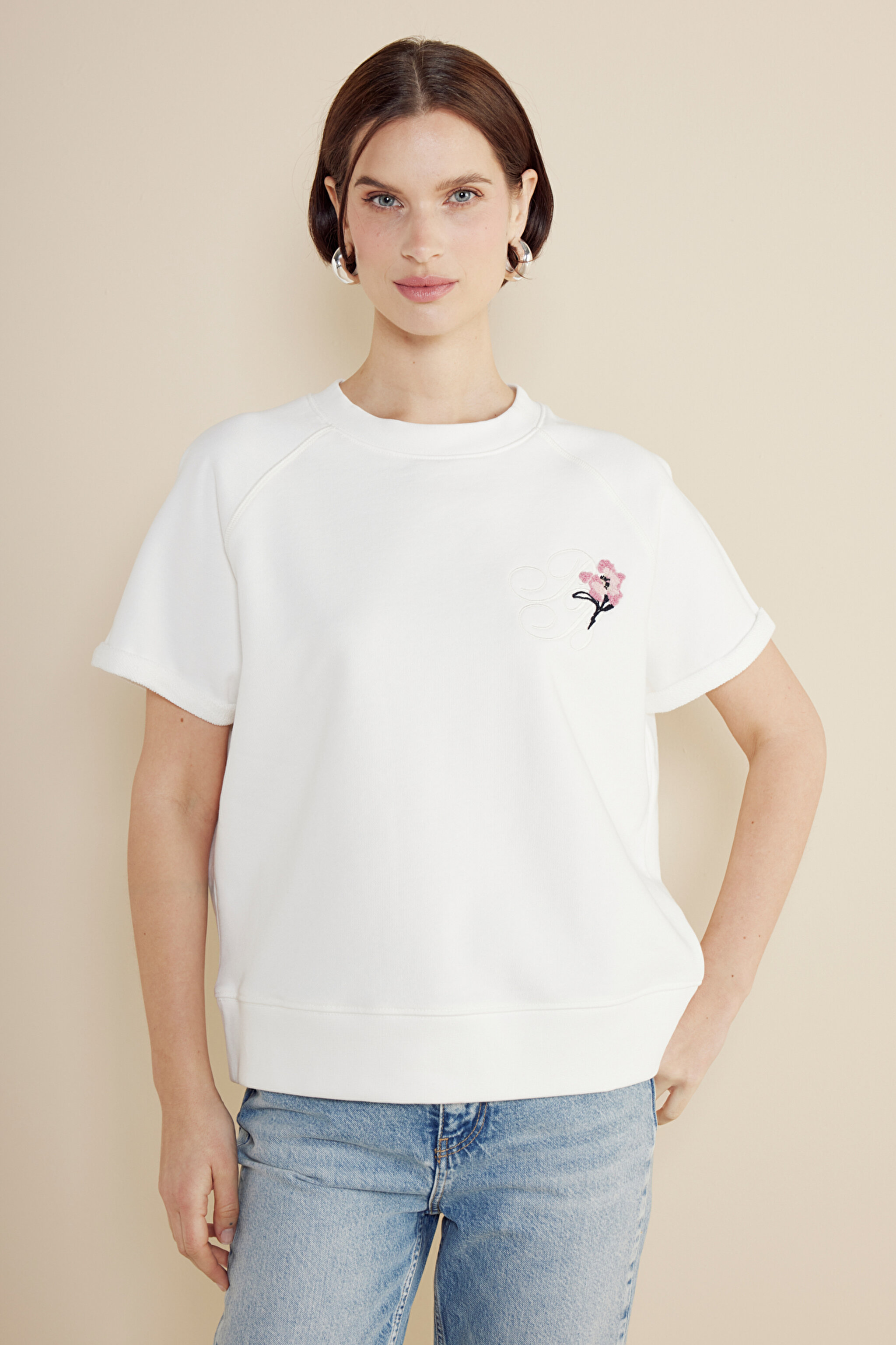 %100 Pamuk Çiçek Nakış Detaylı Bisiklet Yaka Kısa Kollu Sweatshirt - Kırık Beyaz (görsel 2)