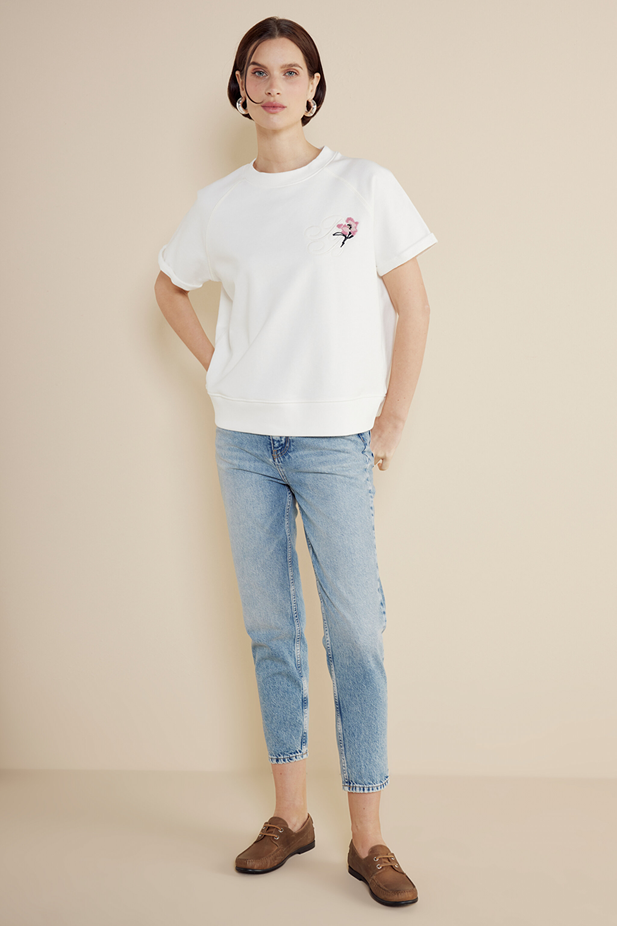 %100 Pamuk Çiçek Nakış Detaylı Bisiklet Yaka Kısa Kollu Sweatshirt - Kırık Beyaz (görsel 3)