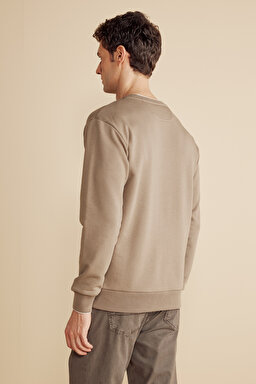 Pamuk Karışımlı Bisiklet  Yaka ve Kol Ucu Çizgi Detaylı Sweatshirt - Koyu Bej (görsel 5)
